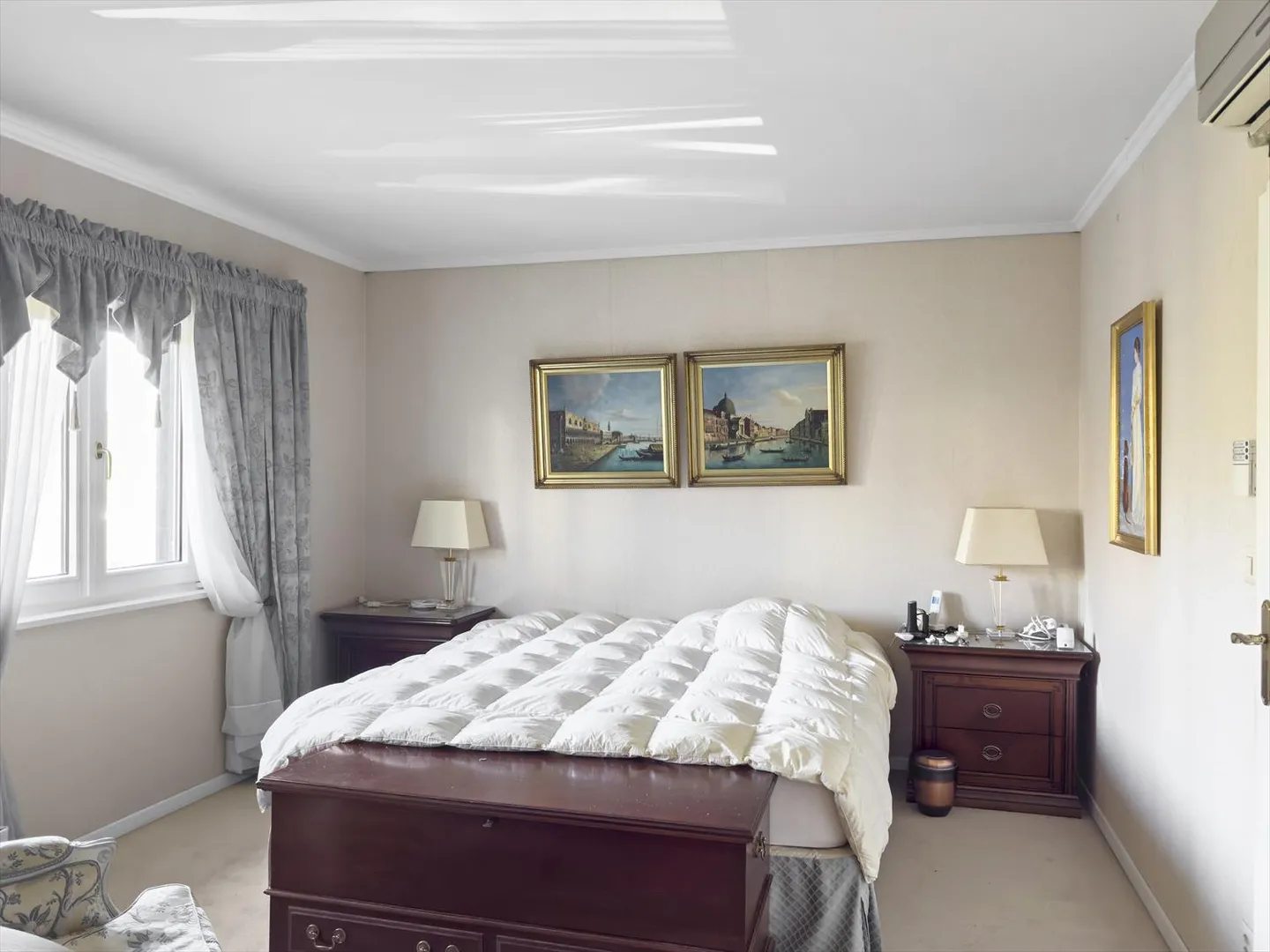 Family home with large garden and lake view - Photo 8 of 13