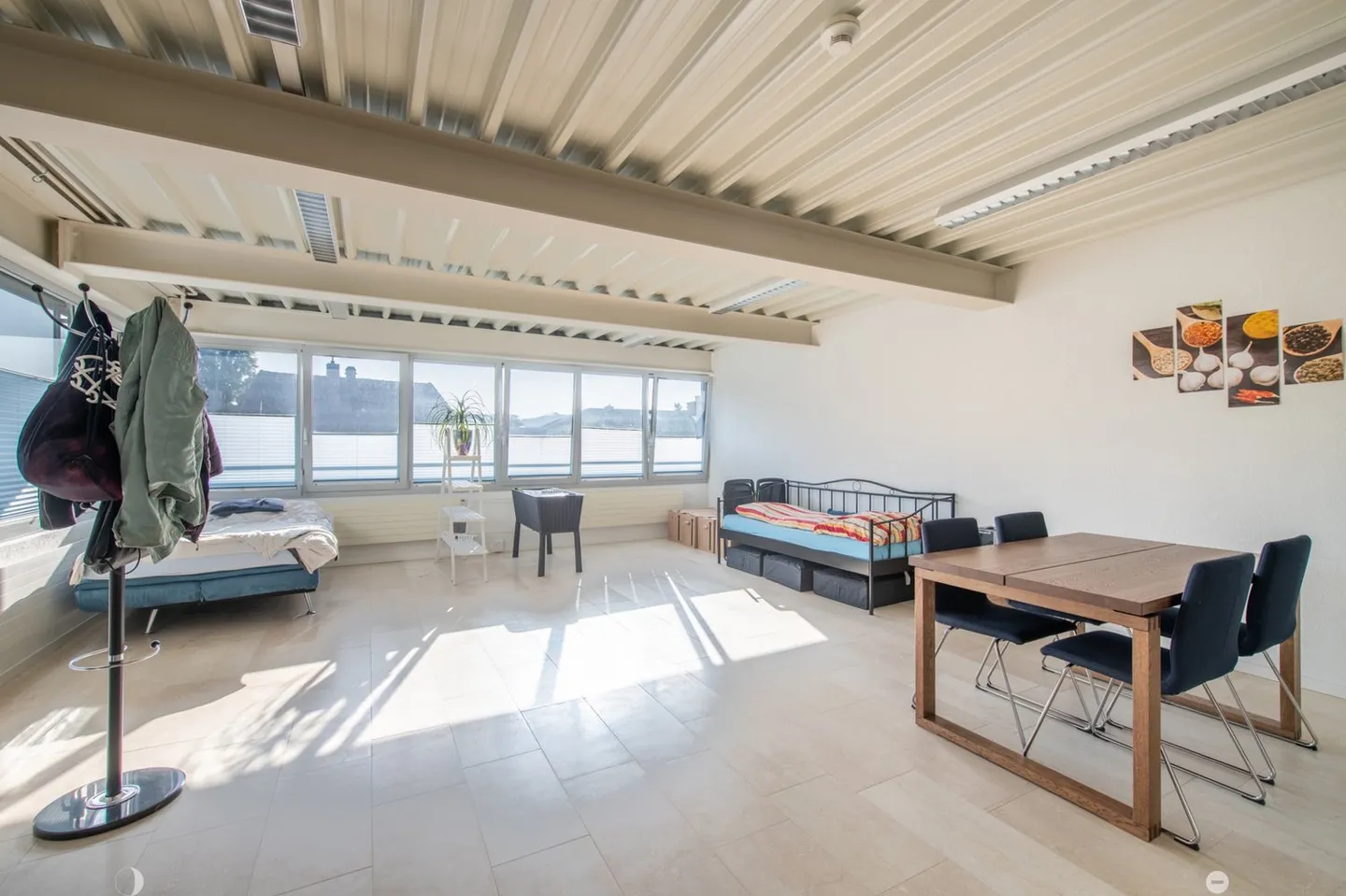 Modern and bright 1-room apartment - Photo 1 of 7