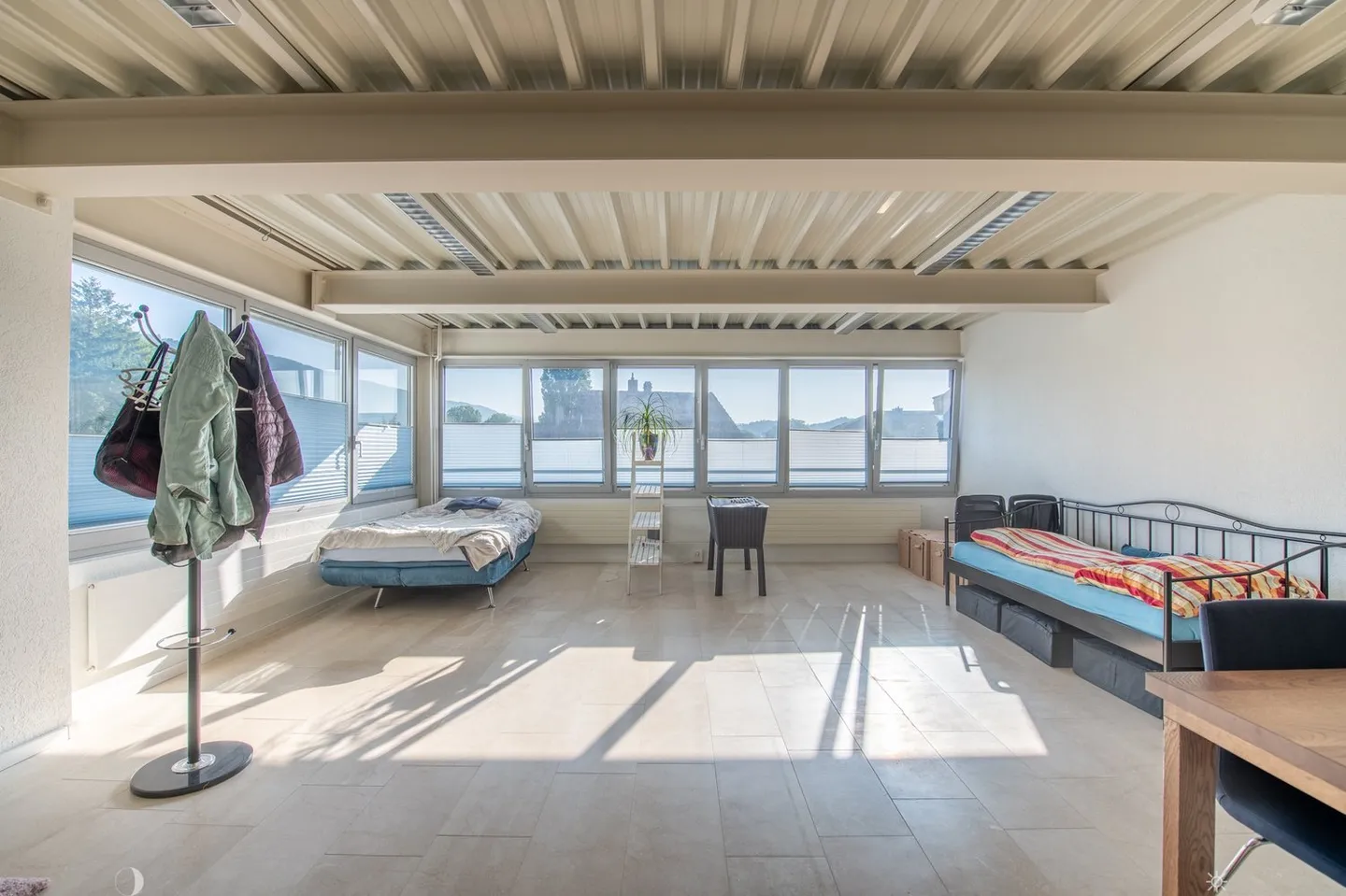 Modern and bright 1-room apartment - Photo 2 of 7