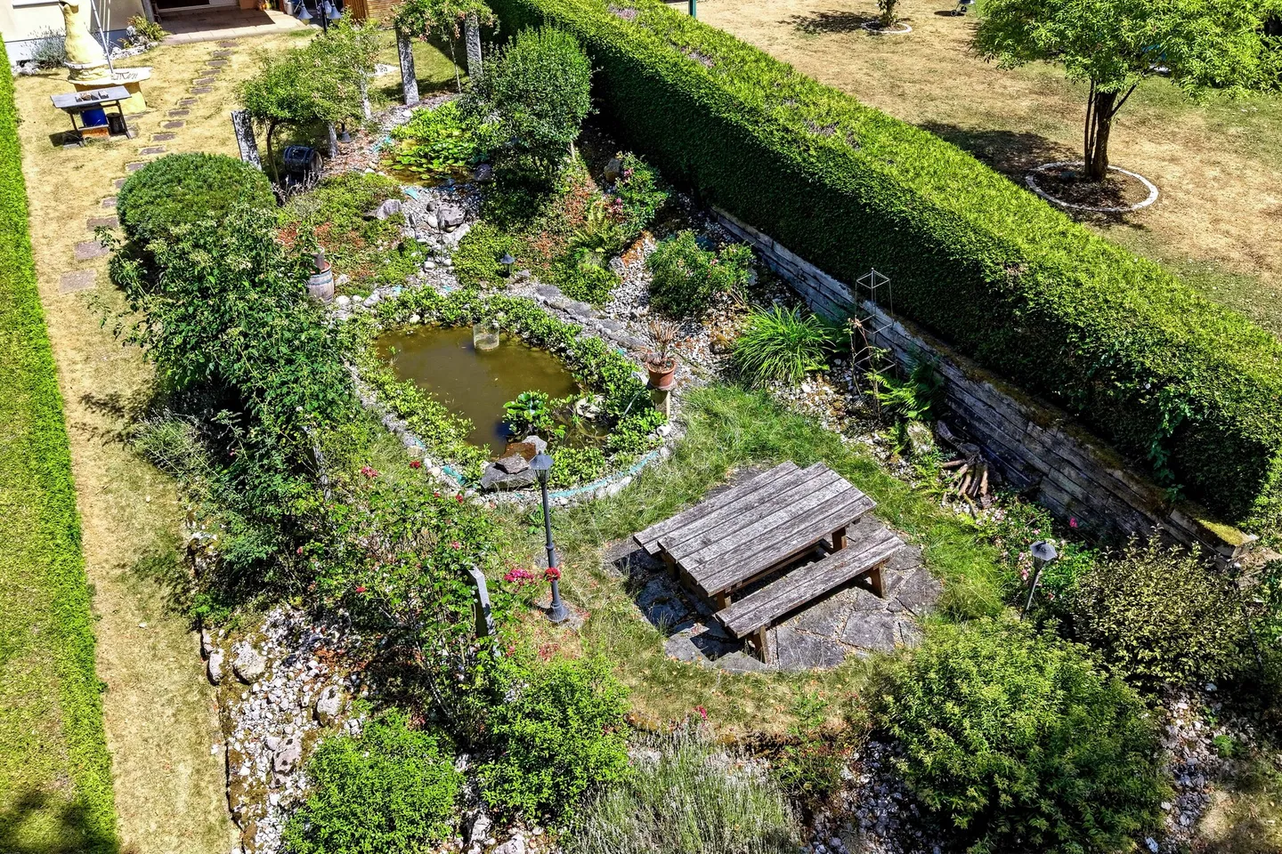 Charming home with dream garden - Photo 4 of 13