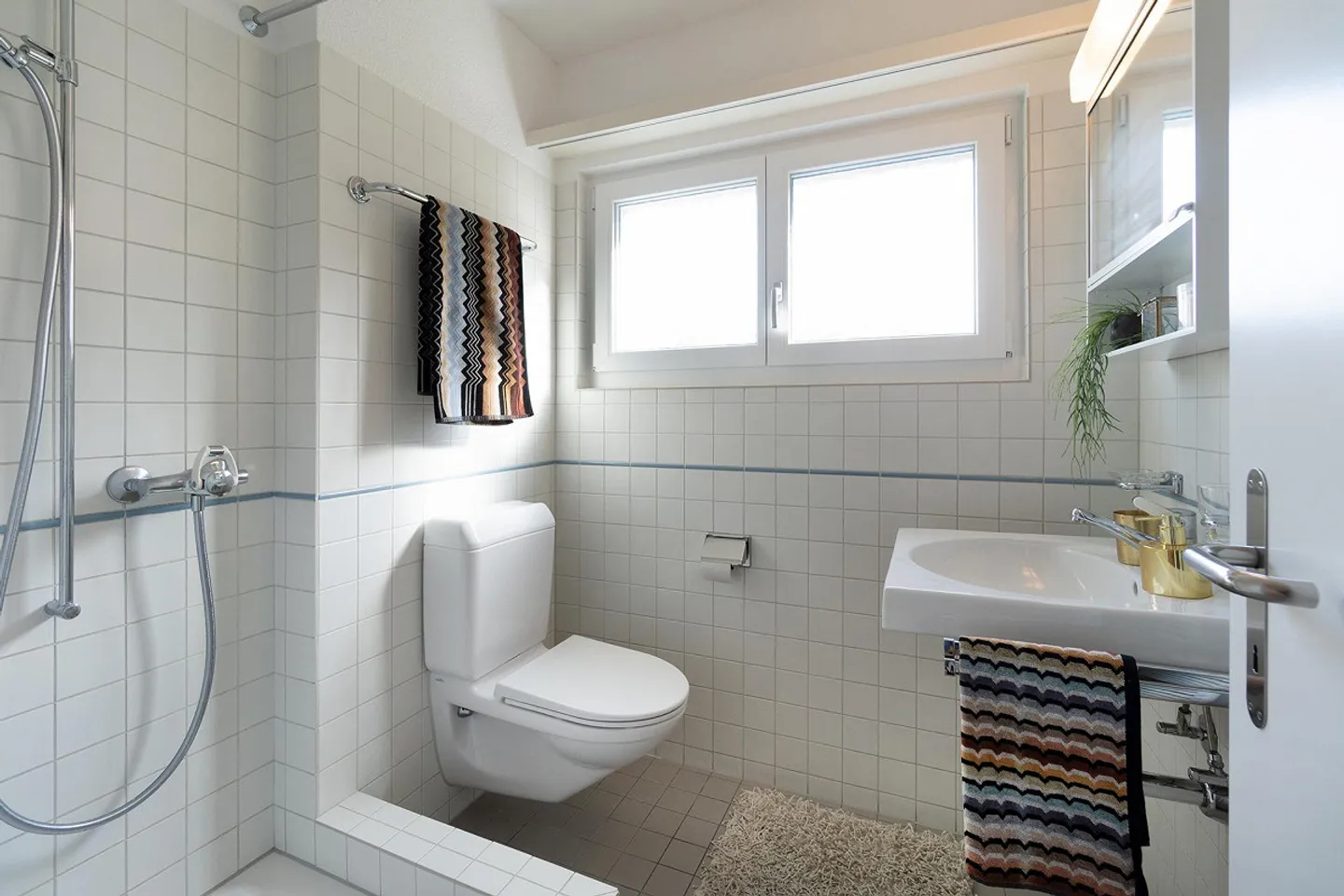 Spacious and light-filled living! - Photo 11 of 30
