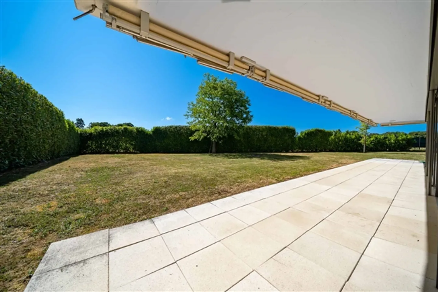 «Prächtiges Anwesen mit Swimmingpool und Panoramablick auf den See» - Foto 7 von 13