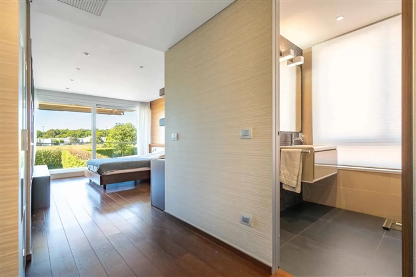 «Prächtiges Anwesen mit Swimmingpool und Panoramablick auf den See» - Foto 11 von 13