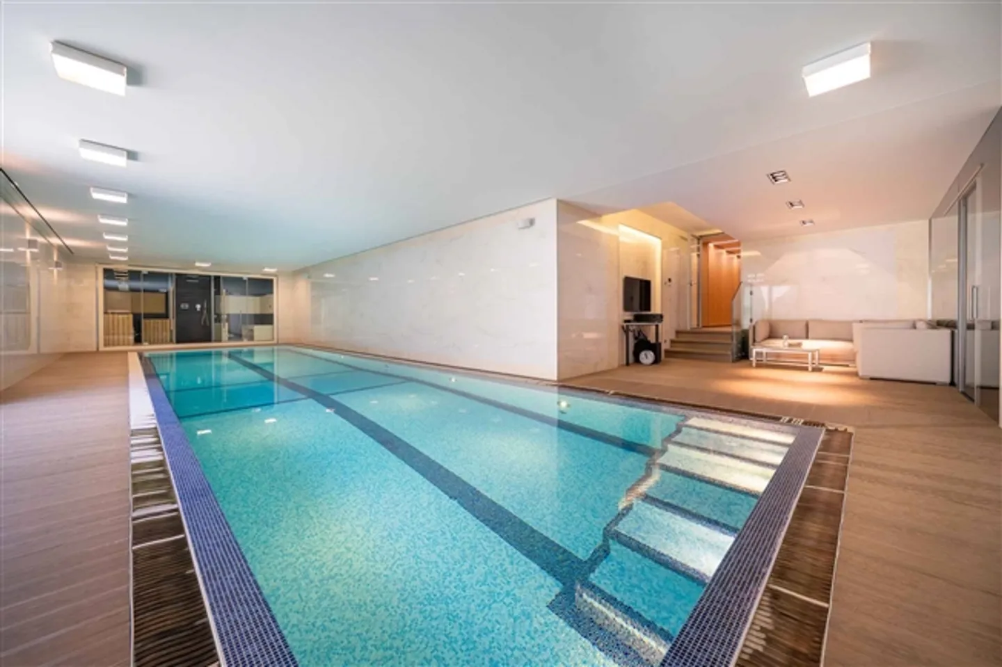 «Prächtiges Anwesen mit Swimmingpool und Panoramablick auf den See» - Foto 12 von 13