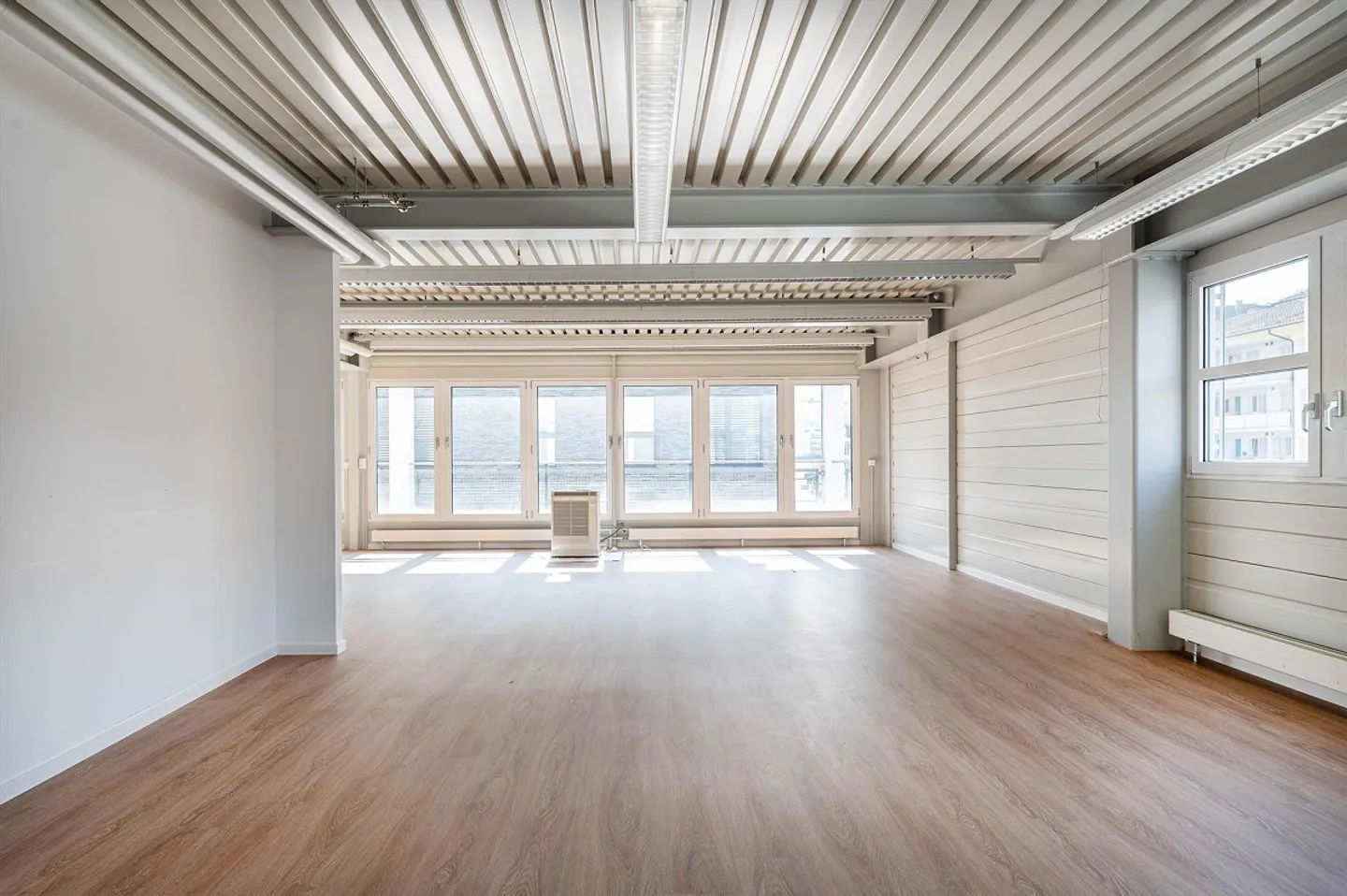 Bureaux lumineux directement au bord du lac - Photo 3 sur 9