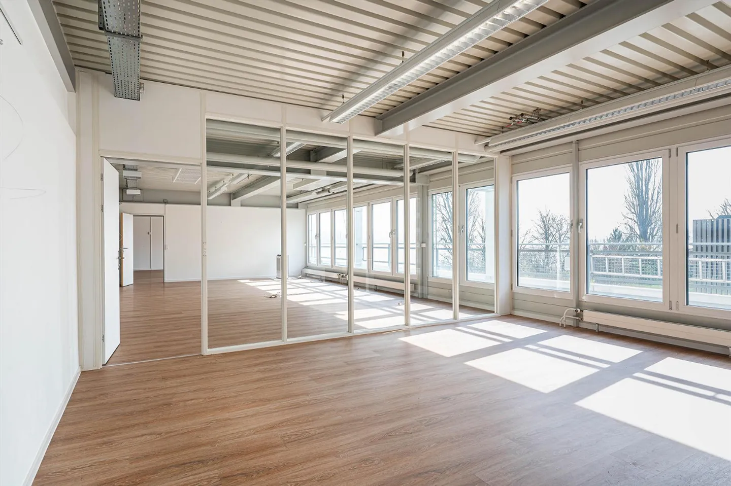 Bureaux lumineux directement au bord du lac - Photo 4 sur 9