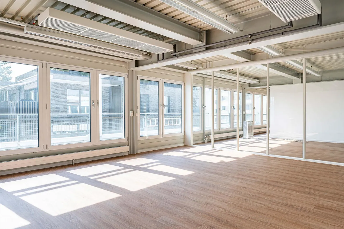 Bureaux lumineux directement au bord du lac - Photo 1 sur 9