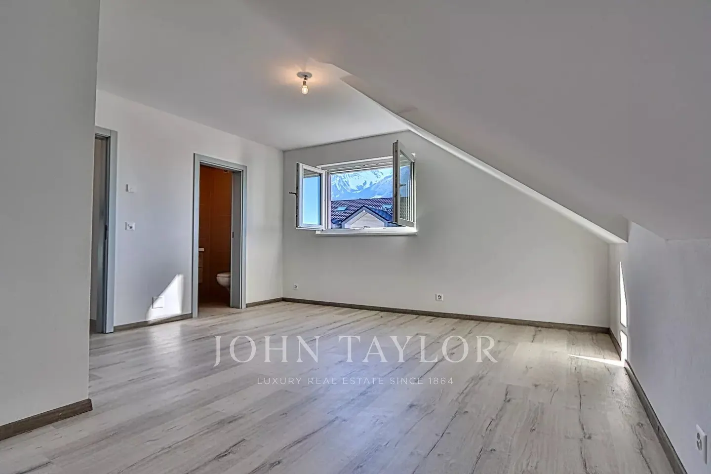 Duplex penthouse apartment with 5.5 rooms - Photo 7 of 13