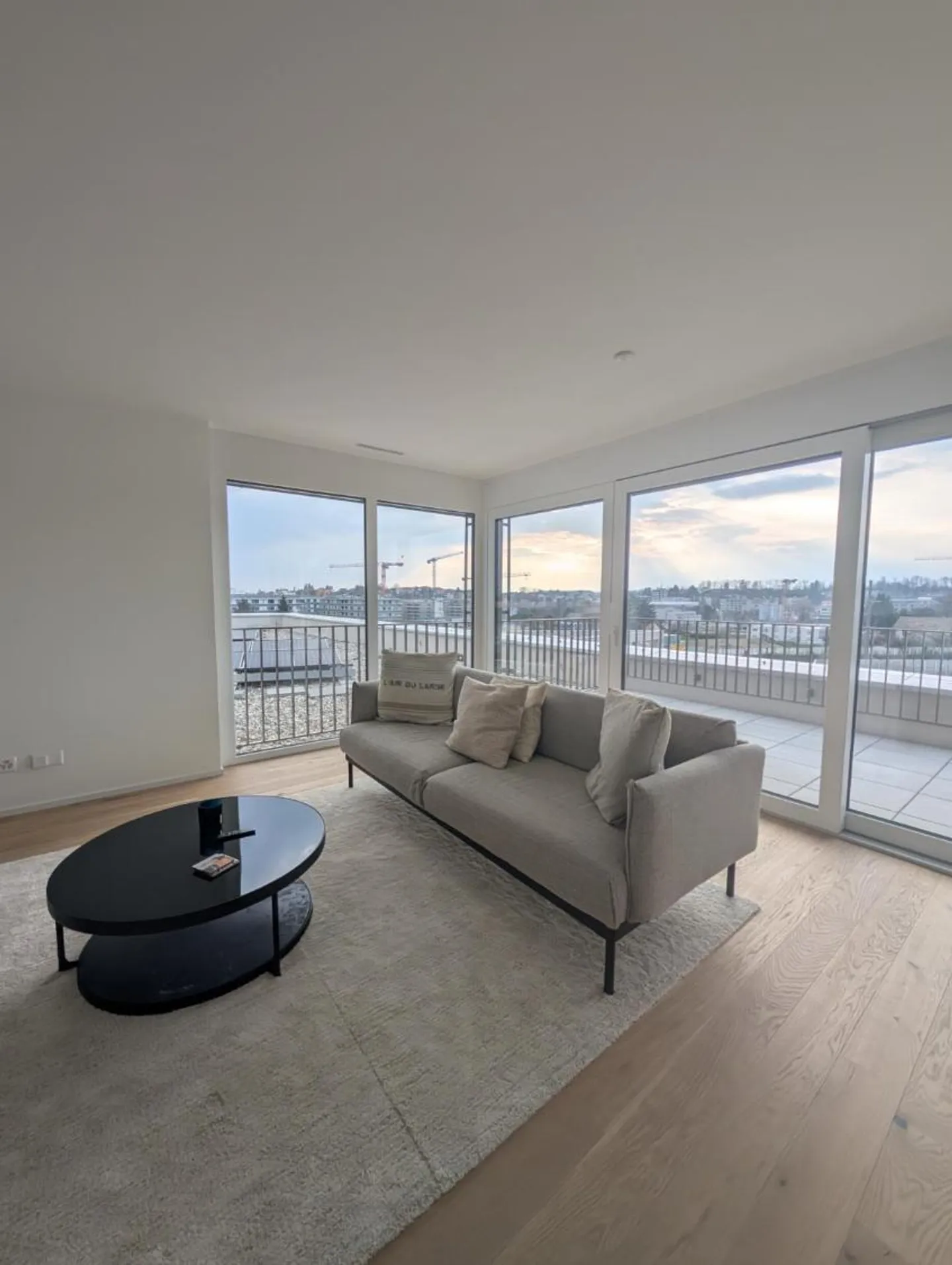 Spacious and bright 3.5 rooms for rent - Photo 1 of 8