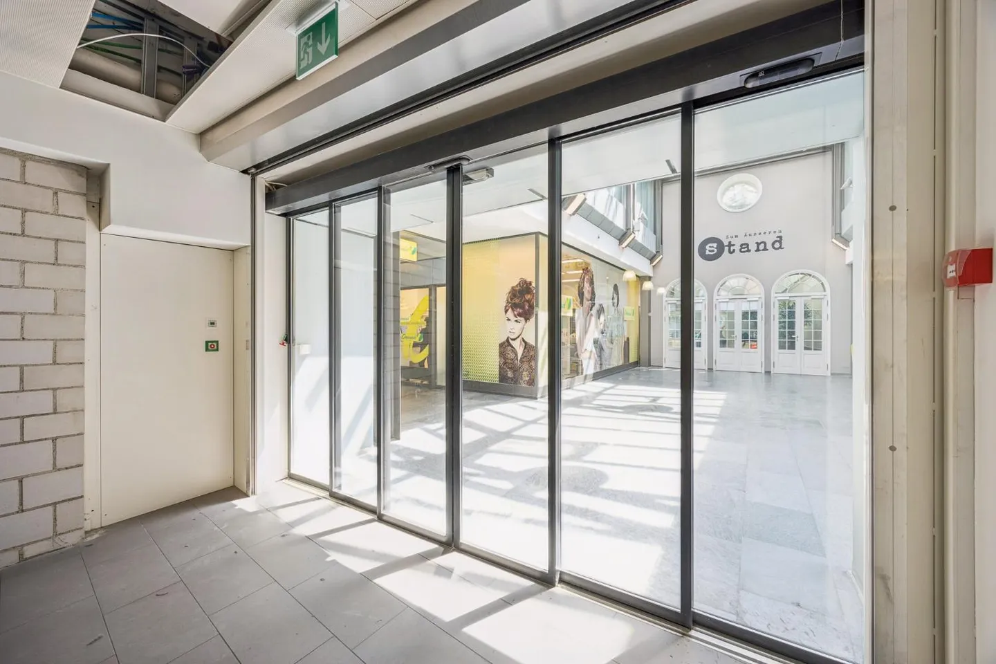 Spazio commerciale attraente in posizione centrale privilegiata - Foto 5 di 6