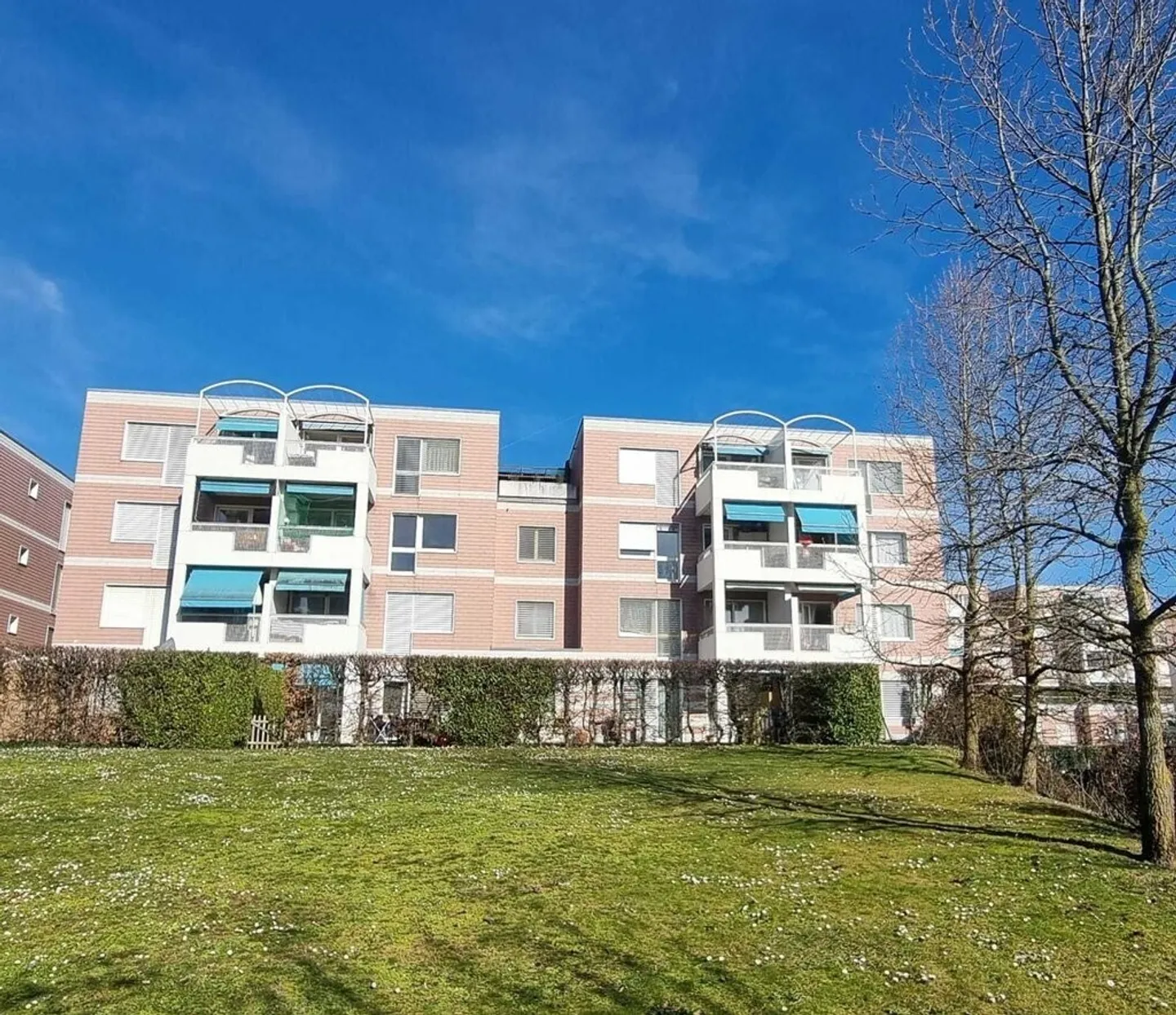 Place de parc intérieure au quartier de Pré-Fontaine avec rangements - Photo 2 sur 2