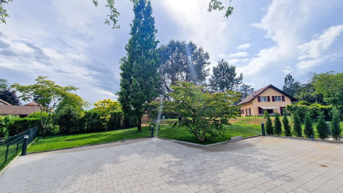 Elegant Duplex with Private Terrace - Photo 15 of 16