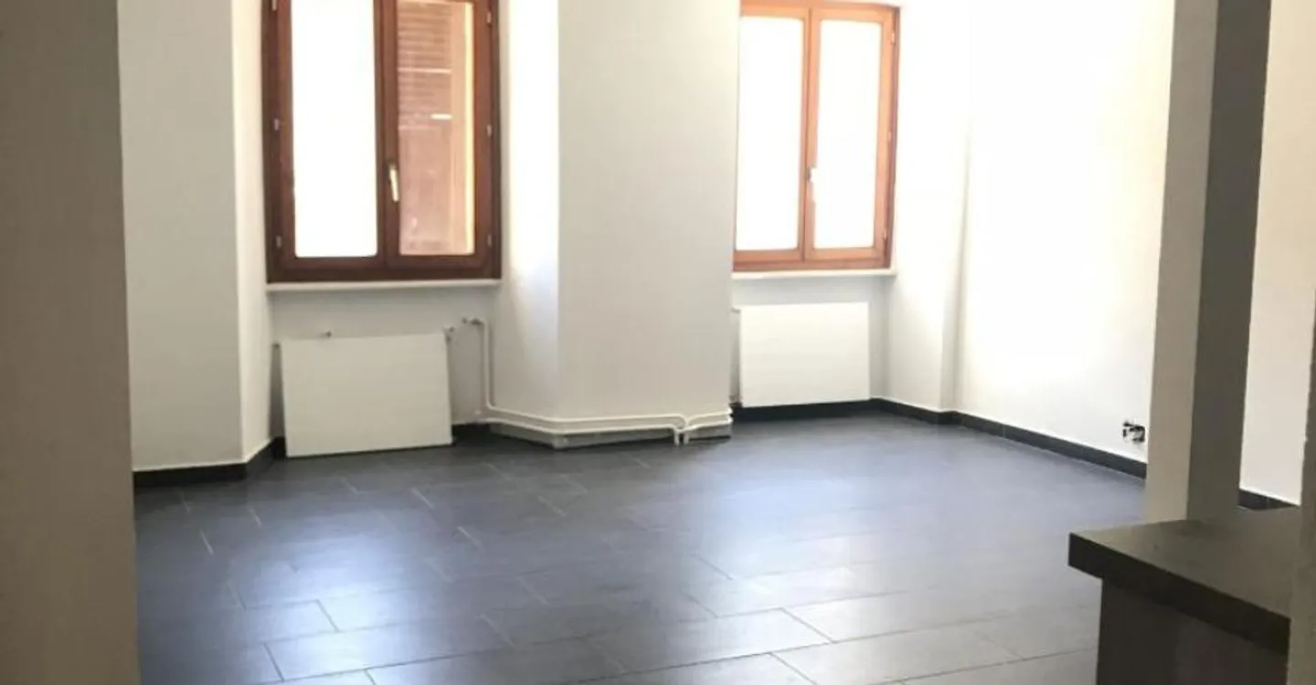 Charming 2.5 Room Apartment - Photo 2 of 4