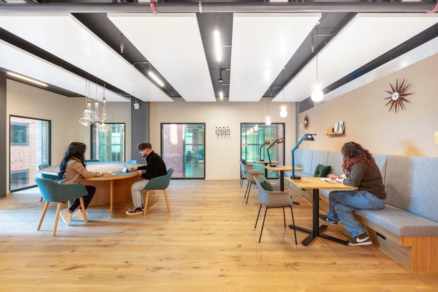 Lavora, organizza riunioni e promuovi la collaborazione in spazi per uffici presso Spaces R2 Tower - Foto 1 di 5