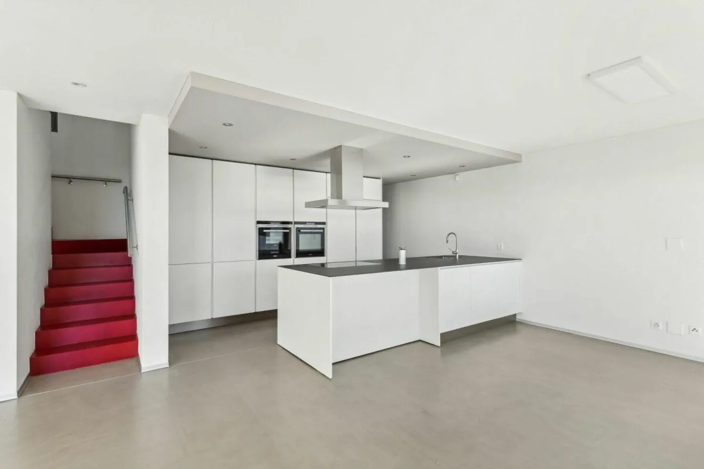 Contemporary villa with two gardens and panoramic view - Photo 3 of 10