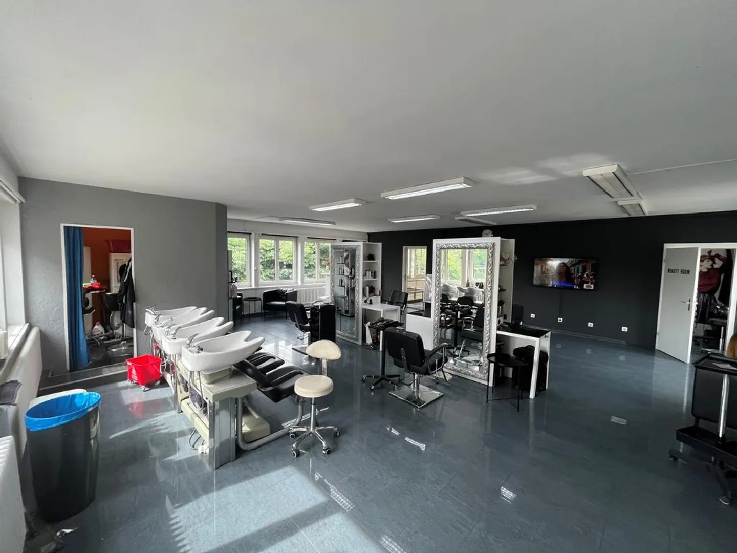 Salon de coiffure à louer dans un emplacement de choix - Photo 2 sur 11