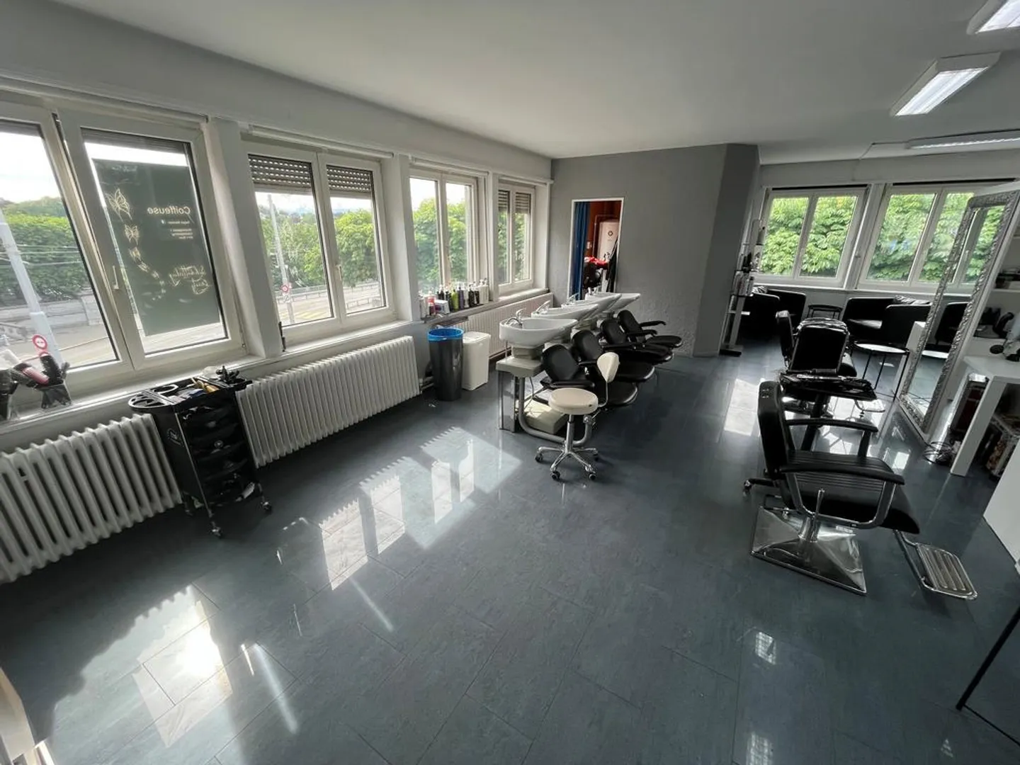 Salon de coiffure à louer dans un emplacement de choix - Photo 6 sur 11