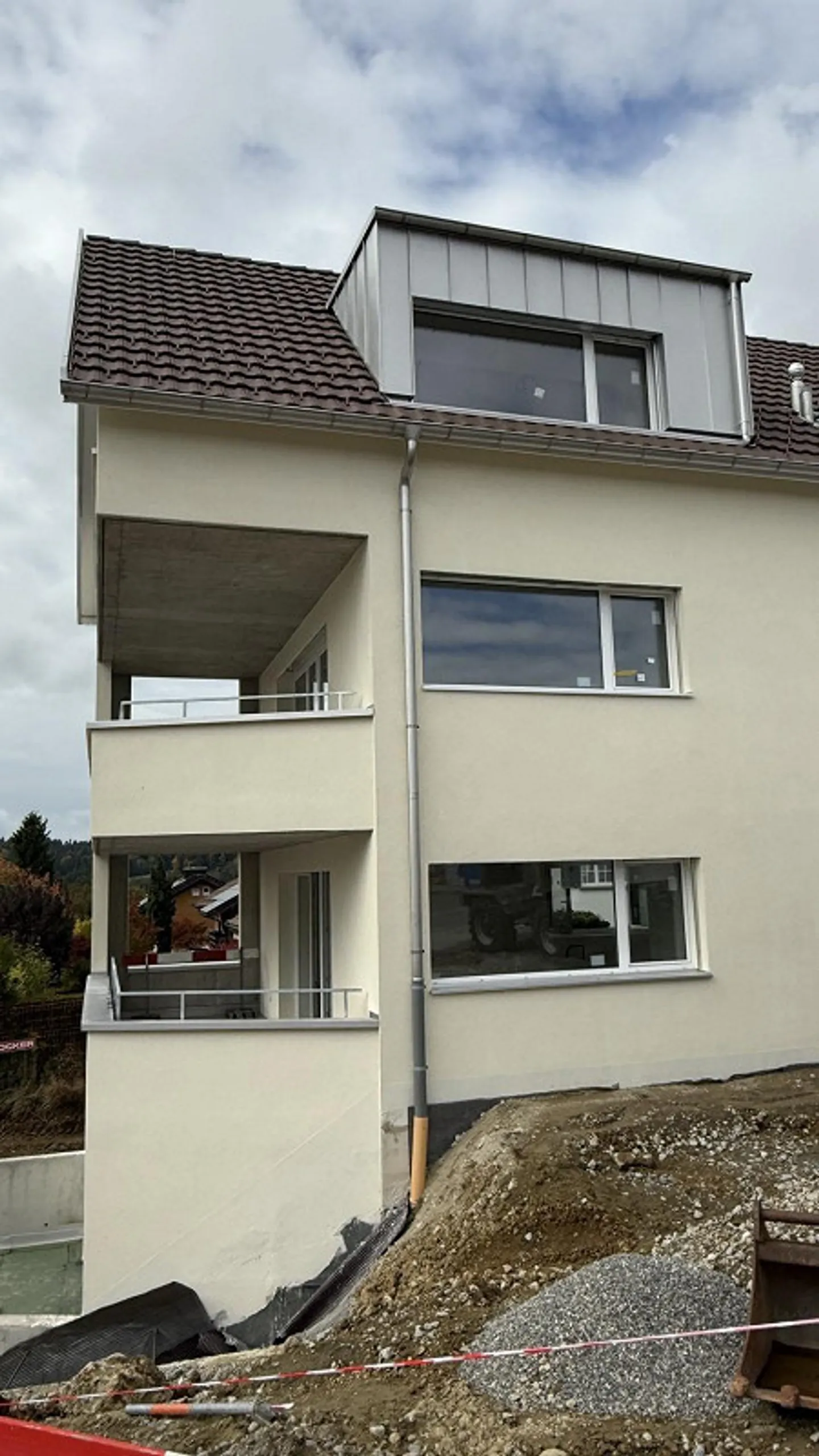 First rental in a quiet and sunny location with a large balcony - Photo 4 of 13