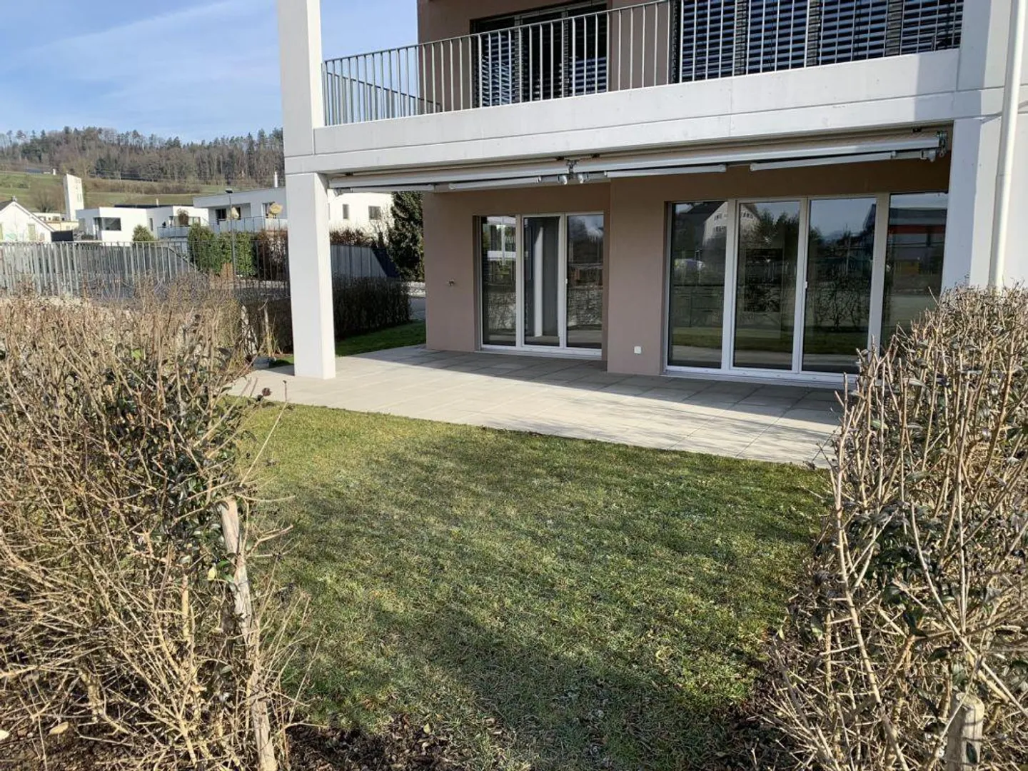 Appartement de jardin moderne et lumineux 3 1/2 avec grand espace extérieur - Photo 1 sur 7