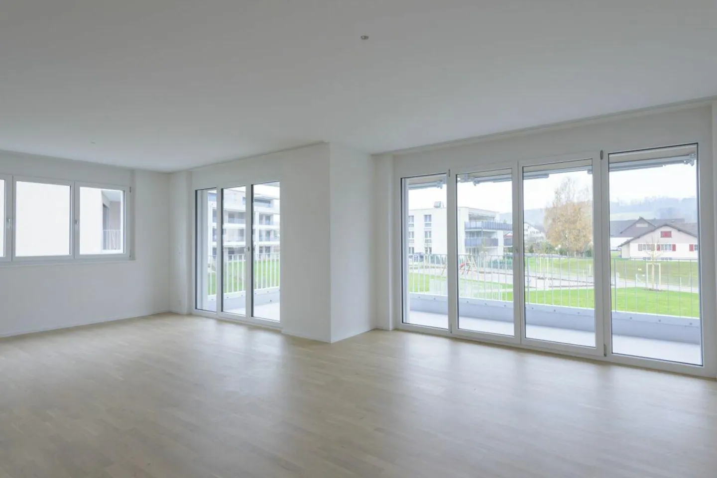 Appartement de jardin moderne et lumineux 3 1/2 avec grand espace extérieur - Photo 4 sur 7