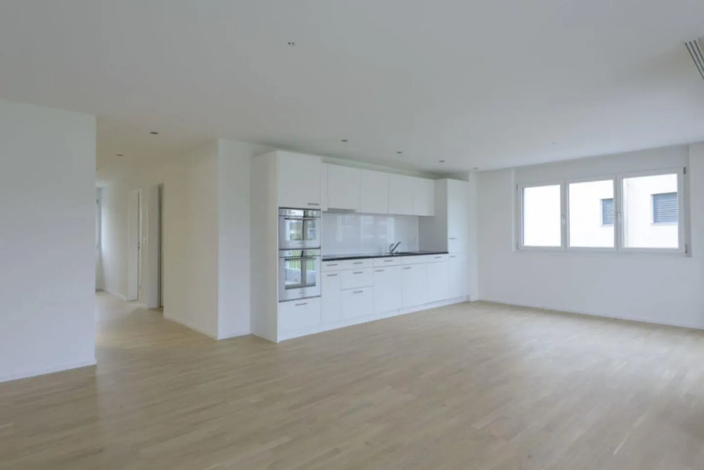 Appartement de jardin moderne et lumineux 3 1/2 avec grand espace extérieur - Photo 5 sur 7