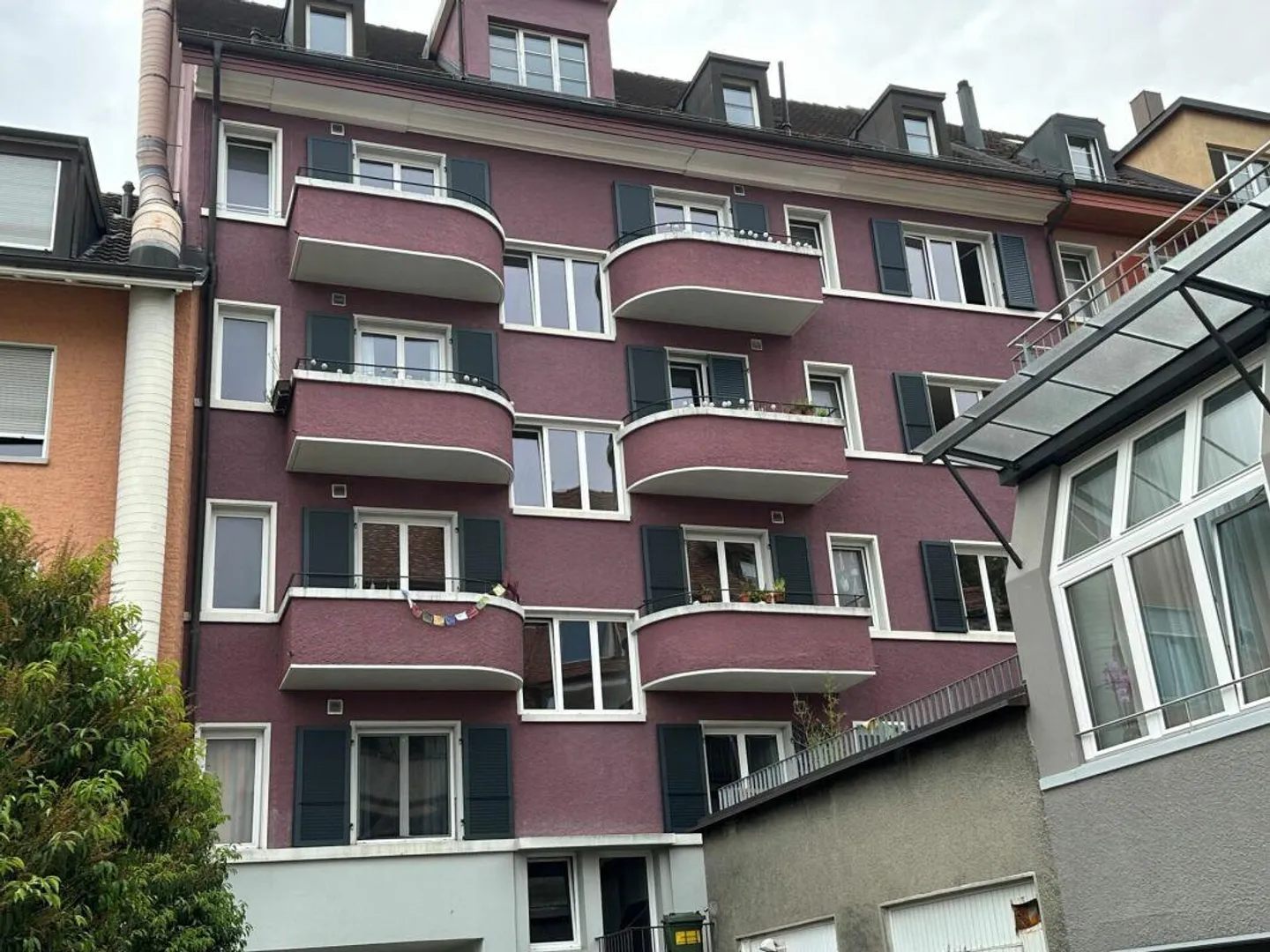 Appartement ancien dans un emplacement central - Photo 2 sur 7