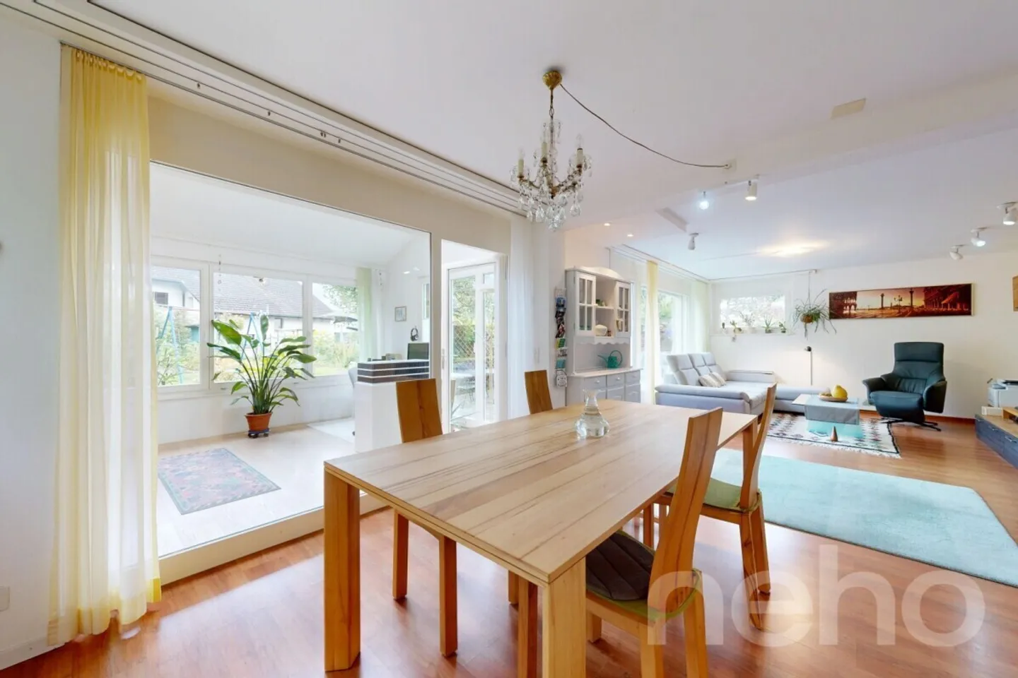 Well-maintained semi-detached family house with cozy garden - Photo 5 of 12