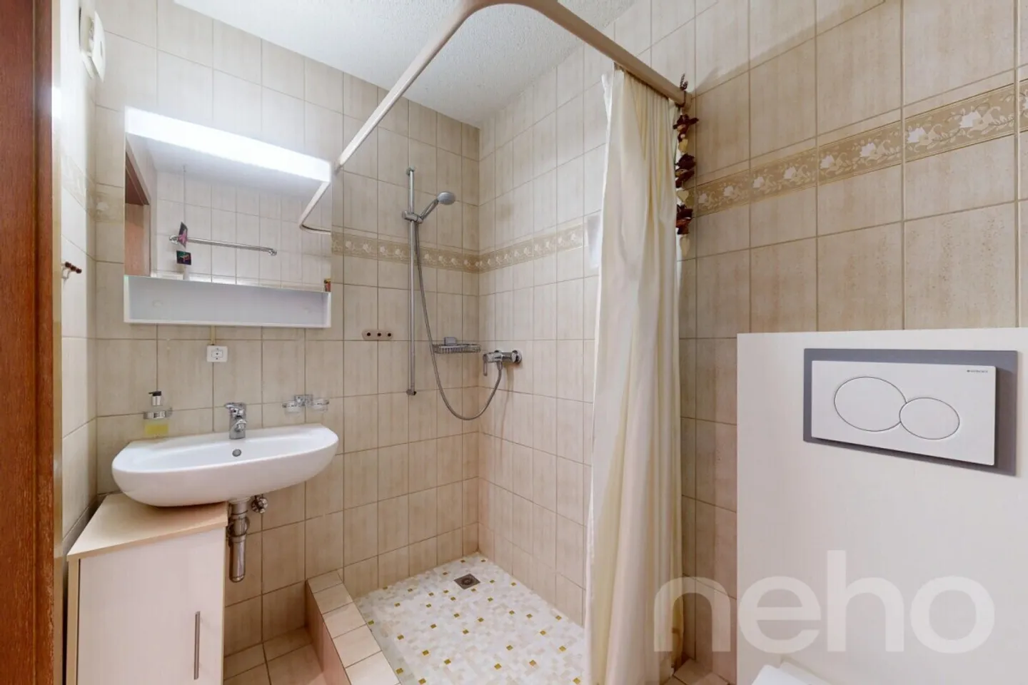 Well-maintained semi-detached family house with cozy garden - Photo 9 of 12