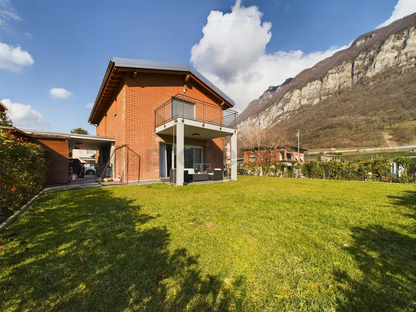 Einfamilienhaus mit 4,5 Zimmern, großem Garten und hochwertiger Einrichtung in idealer Wohnlage in Riva San Vitale - Foto 1 von 13