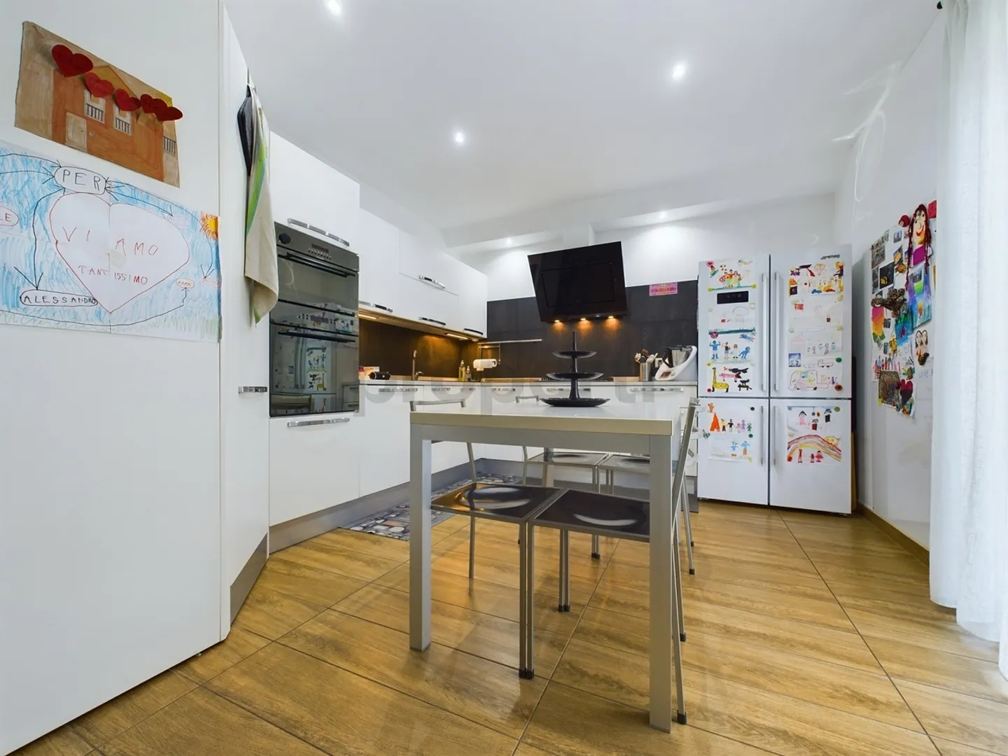 Einfamilienhaus mit 4,5 Zimmern, großem Garten und hochwertiger Einrichtung in idealer Wohnlage in Riva San Vitale - Foto 4 von 13