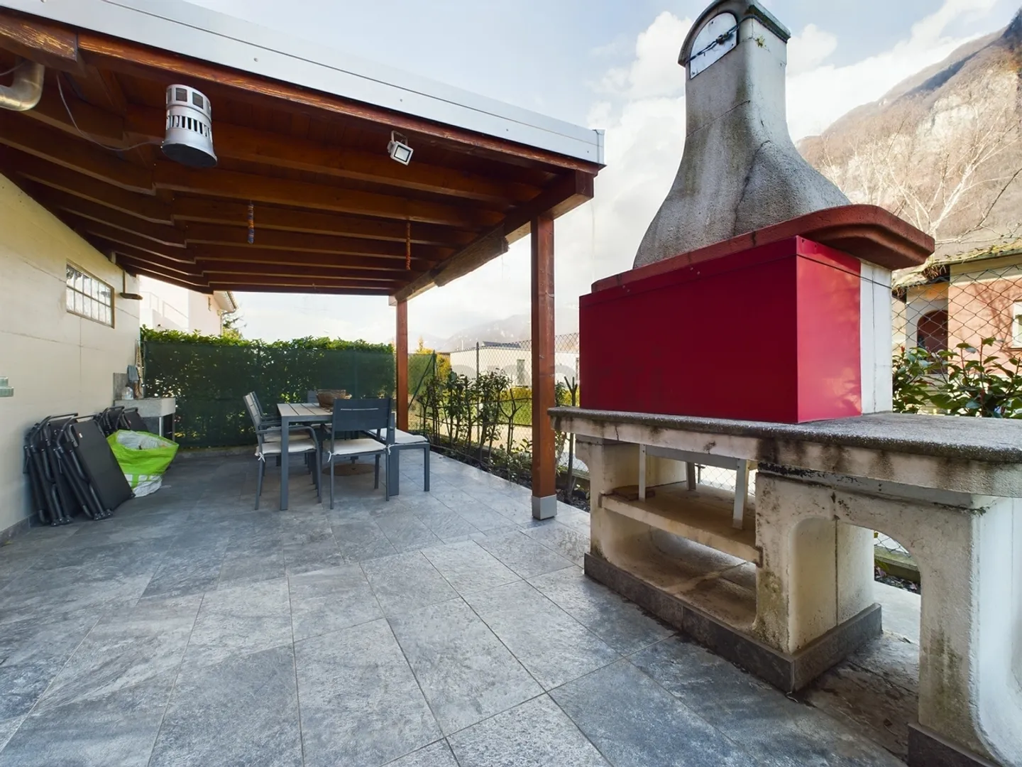 Einfamilienhaus mit 4,5 Zimmern, großem Garten und hochwertiger Einrichtung in idealer Wohnlage in Riva San Vitale - Foto 11 von 13