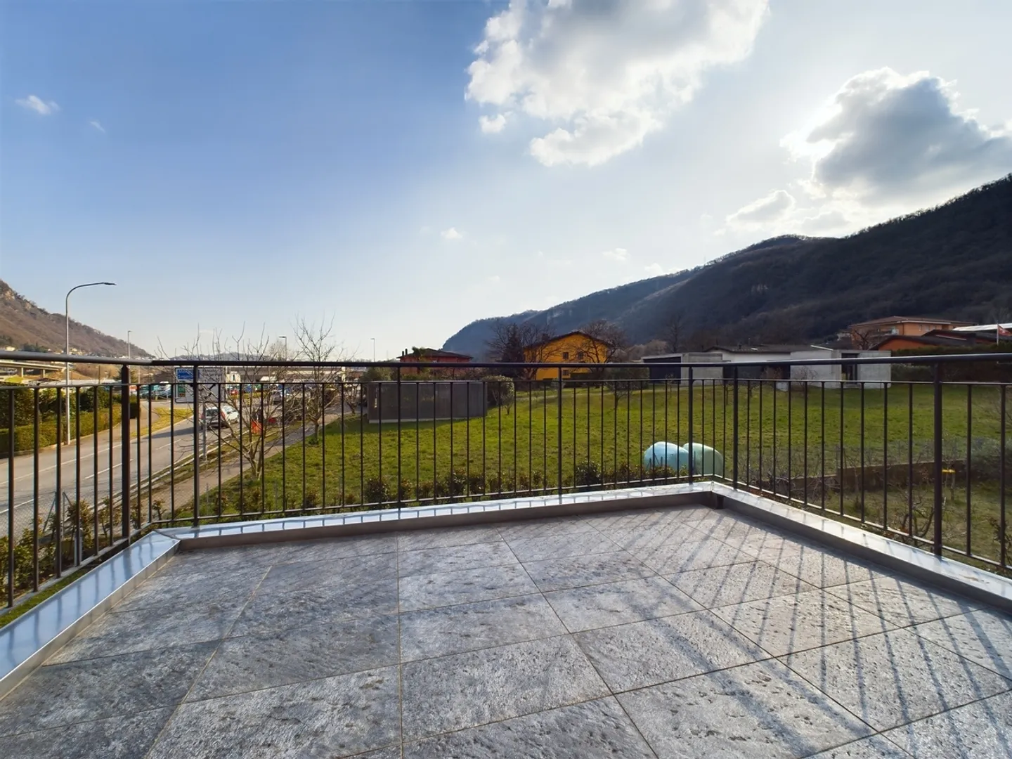 Einfamilienhaus mit 4,5 Zimmern, großem Garten und hochwertiger Einrichtung in idealer Wohnlage in Riva San Vitale - Foto 12 von 13