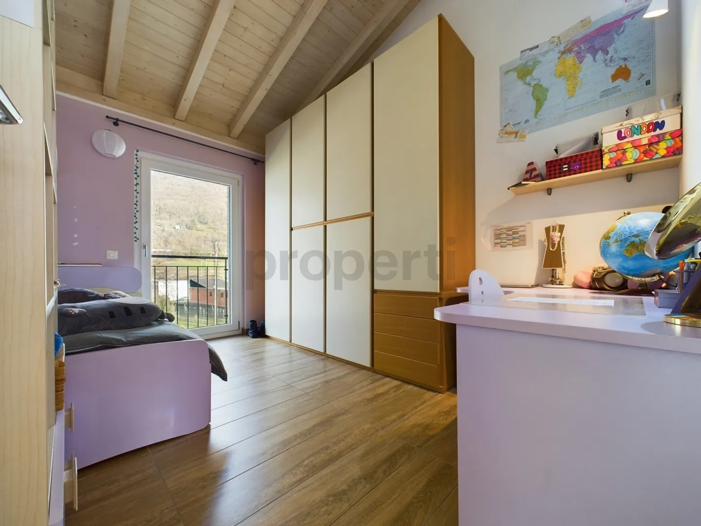 Einfamilienhaus mit 4,5 Zimmern, großem Garten und hochwertiger Einrichtung in idealer Wohnlage in Riva San Vitale - Foto 7 von 13