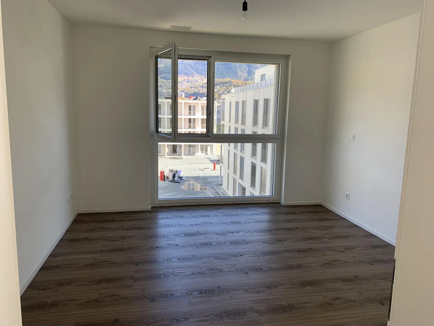 Sonnige 3.5-Zimmerwohnung mit Bergsicht - Foto 3 von 7