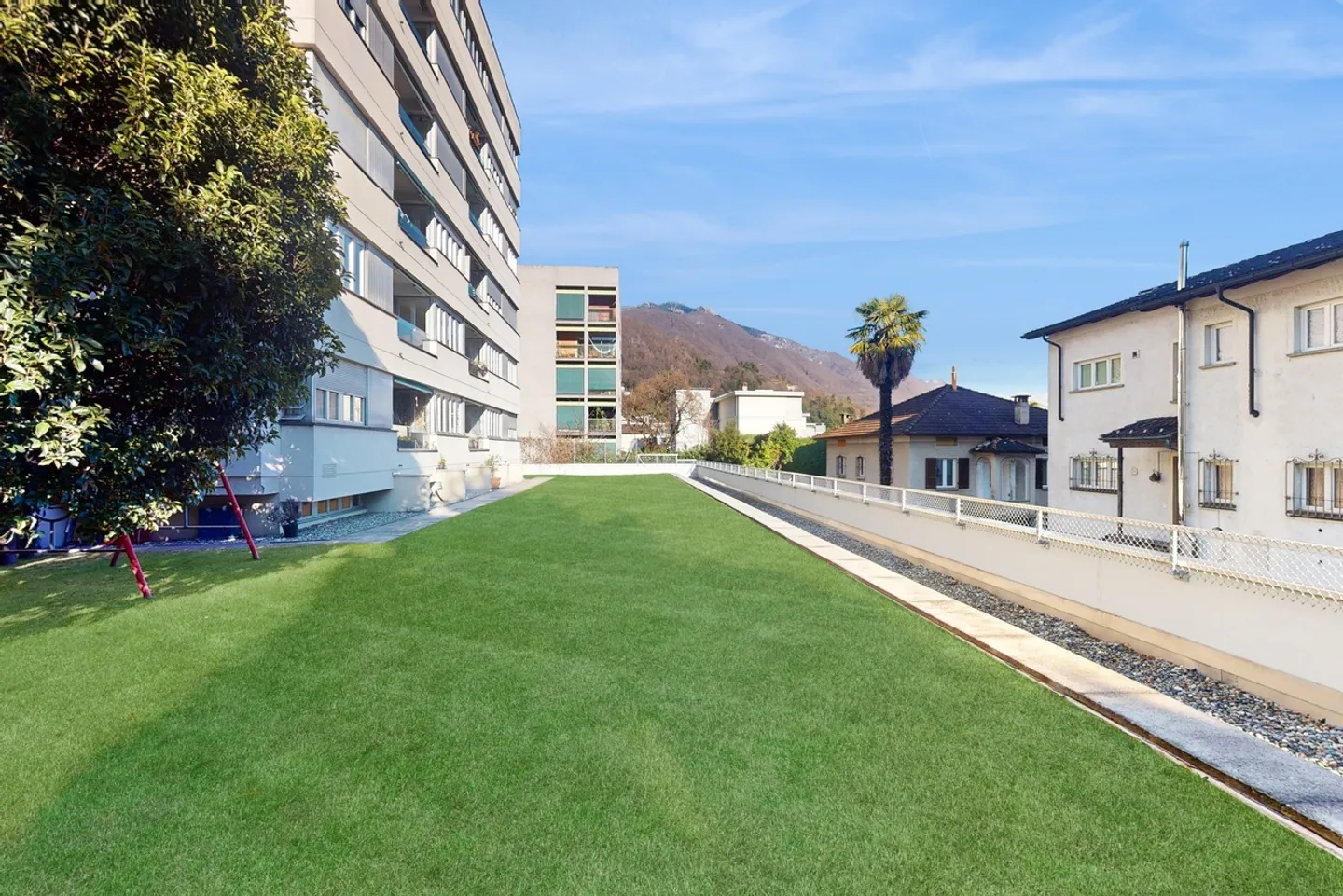 Bright apartment with a view of Lake Maggiore - Photo 2 of 11