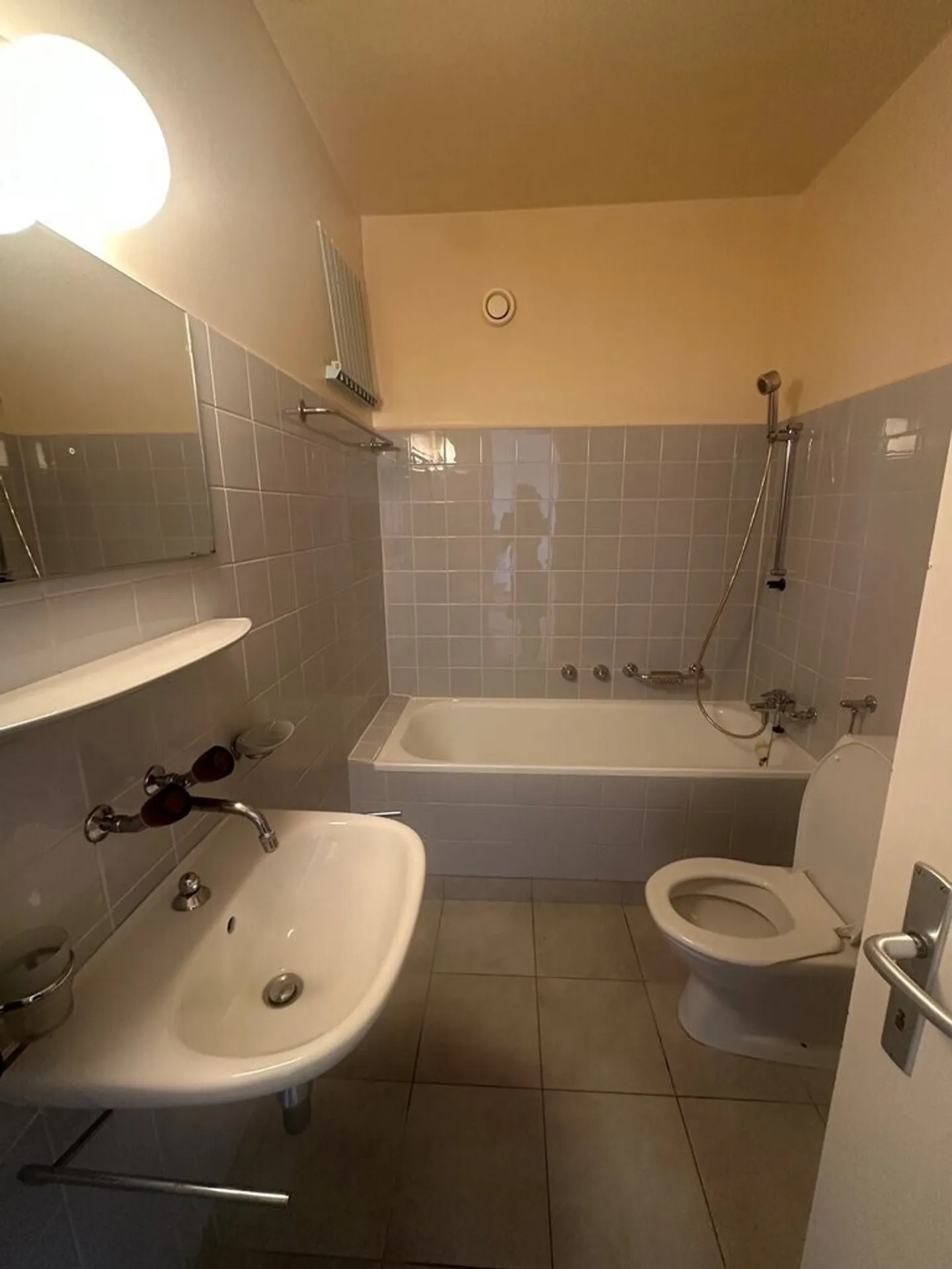 Nice apartment close to amenities and with a view of the lake - Photo 4 of 7