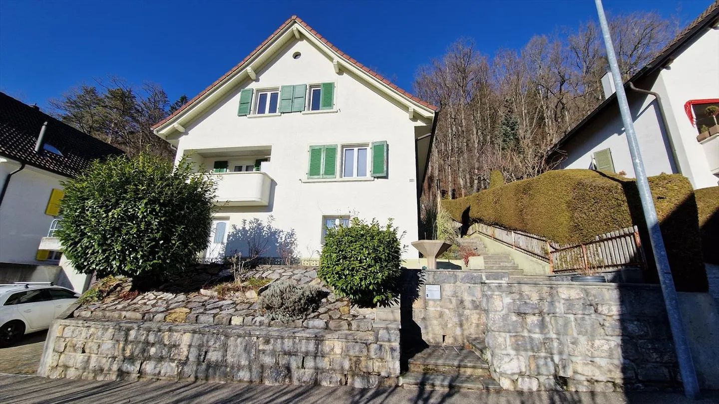 Casa unifamiliare a Moutier con veranda e grande garage - Foto 3 di 13