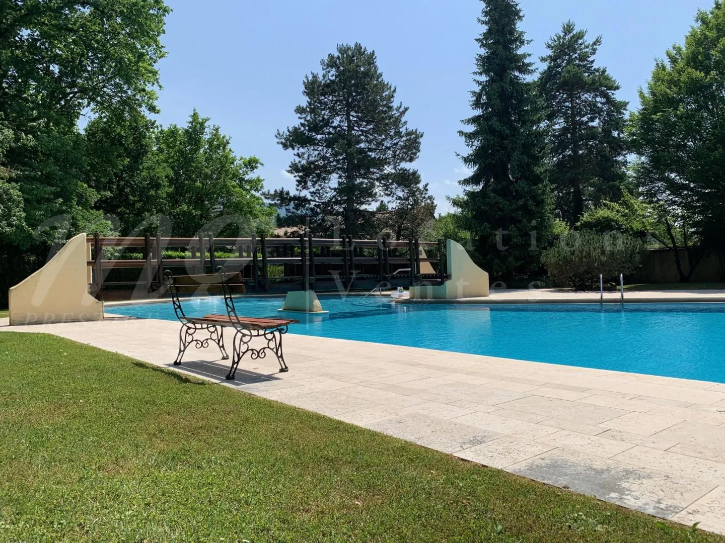 MOLTO BELLA E GRANDE CASA INDIVIDUALE DI 9 STANZE - 5 CAMERE - PISCINA - Foto 1 di 10