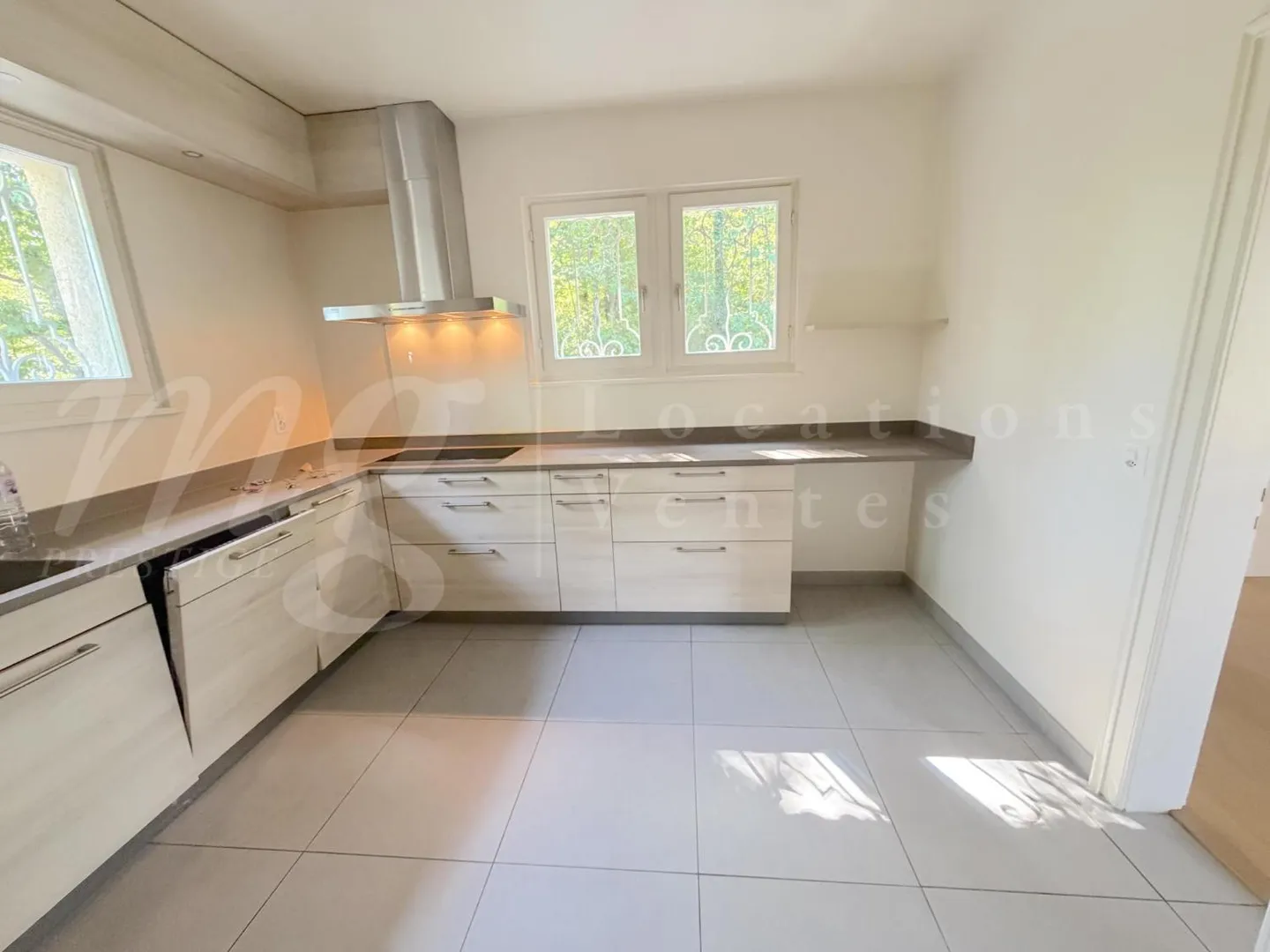 MOLTO BELLA E GRANDE CASA INDIVIDUALE DI 9 STANZE - 5 CAMERE - PISCINA - Foto 2 di 10