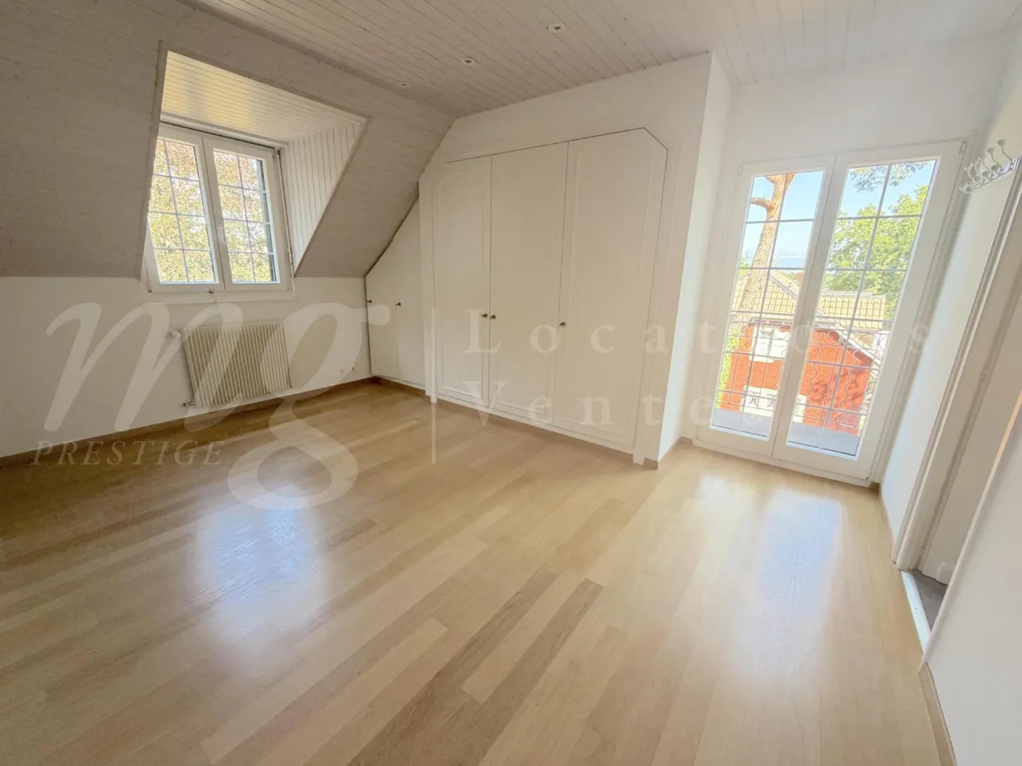 MOLTO BELLA E GRANDE CASA INDIVIDUALE DI 9 STANZE - 5 CAMERE - PISCINA - Foto 7 di 10