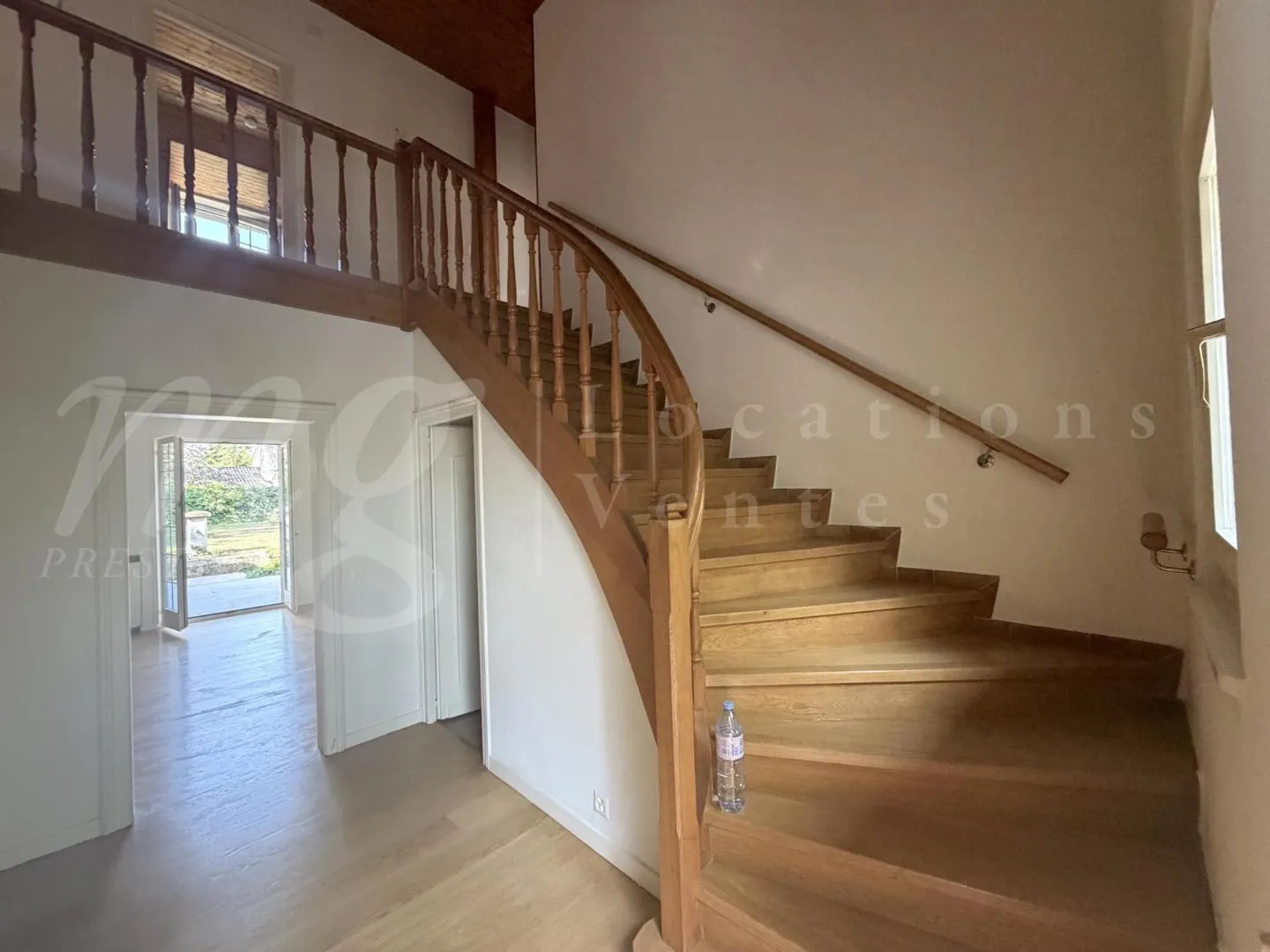 MOLTO BELLA E GRANDE CASA INDIVIDUALE DI 9 STANZE - 5 CAMERE - PISCINA - Foto 6 di 10