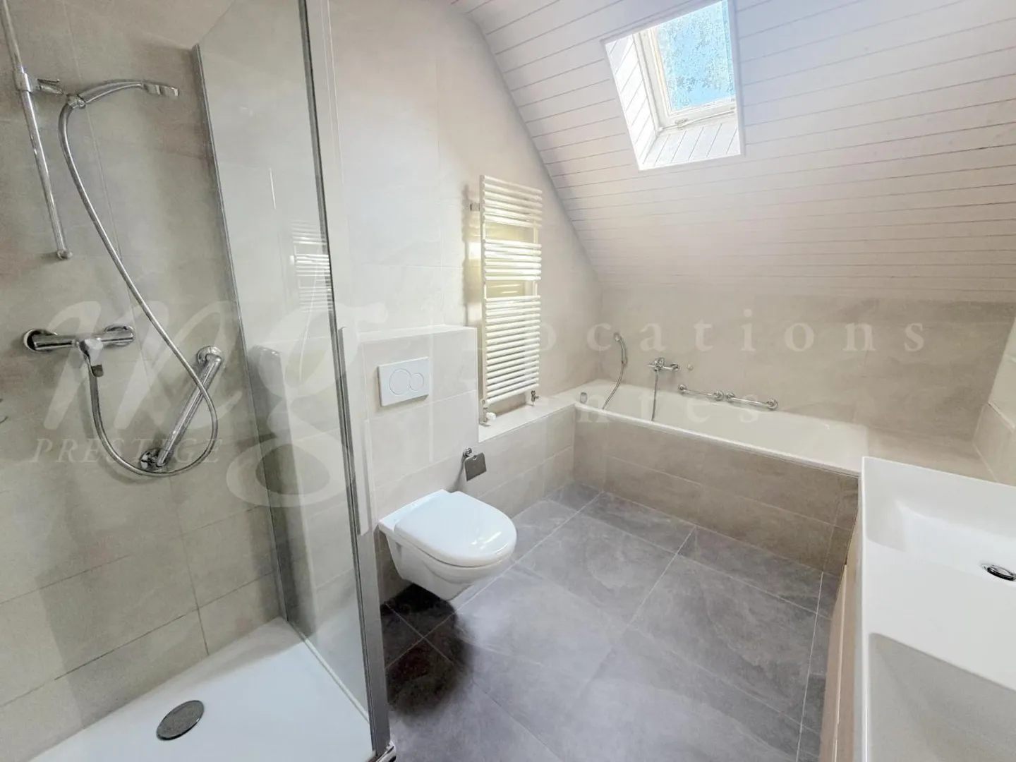 MOLTO BELLA E GRANDE CASA INDIVIDUALE DI 9 STANZE - 5 CAMERE - PISCINA - Foto 10 di 10