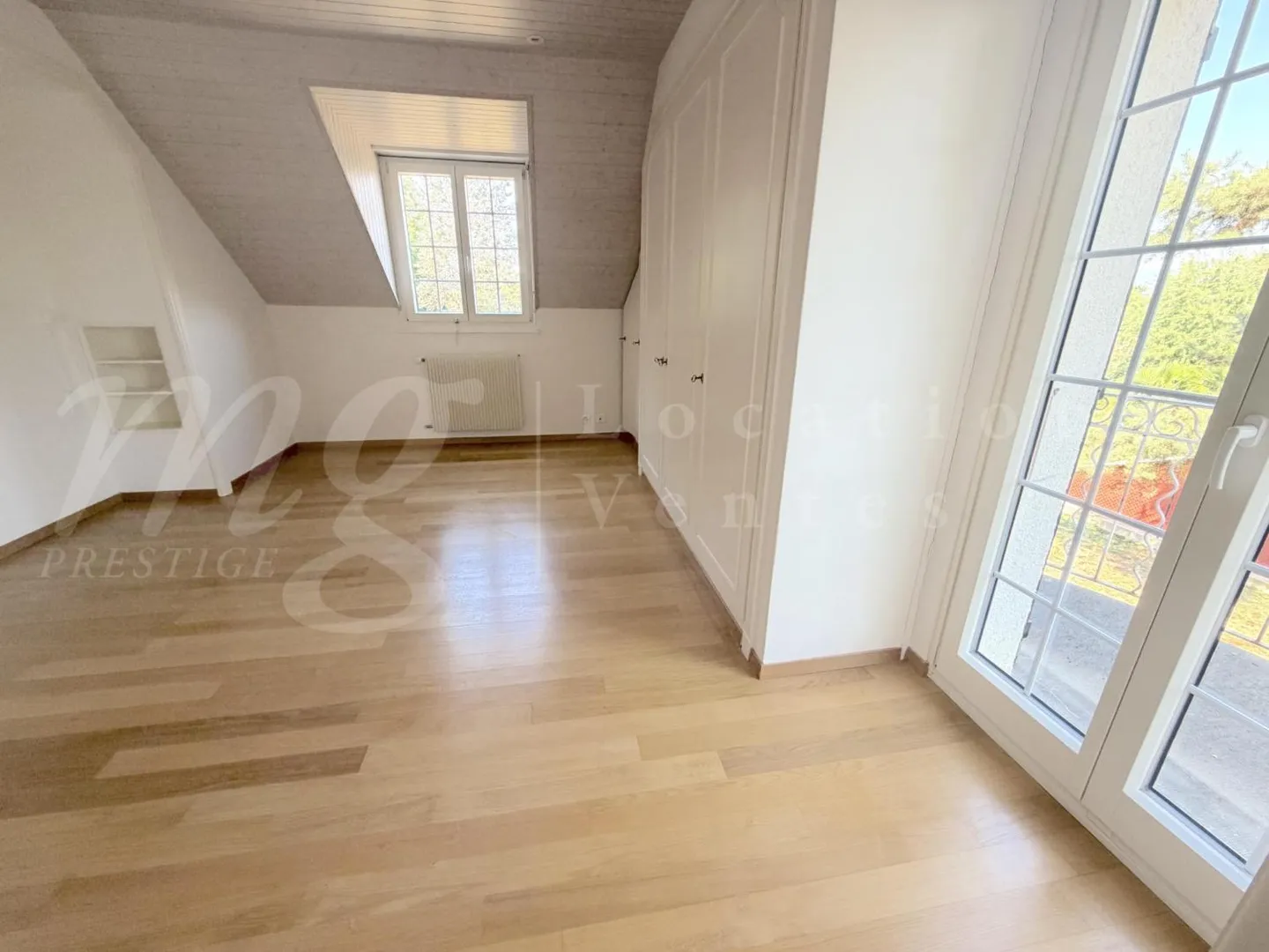 MOLTO BELLA E GRANDE CASA INDIVIDUALE DI 9 STANZE - 5 CAMERE - PISCINA - Foto 8 di 10