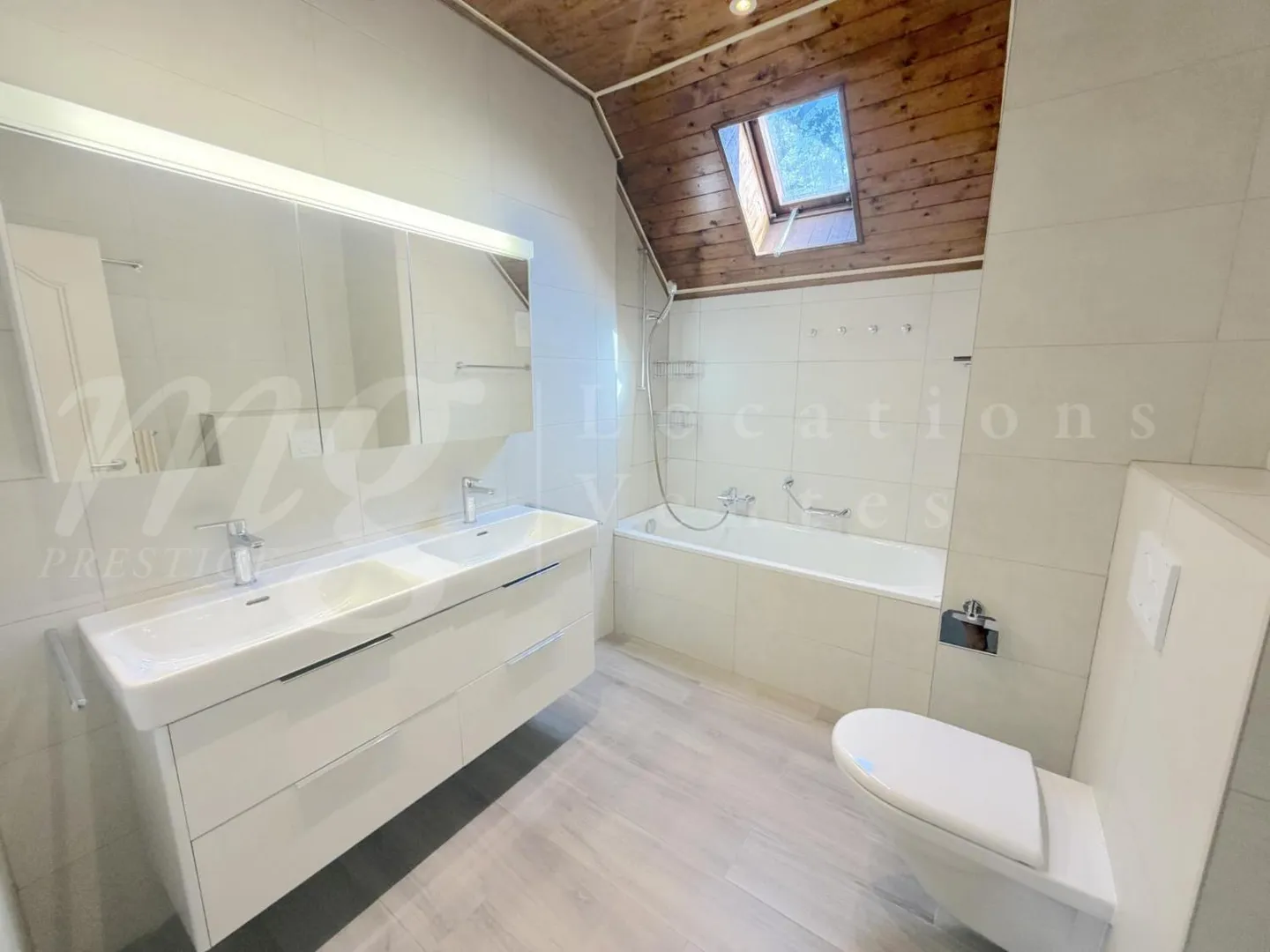 MOLTO BELLA E GRANDE CASA INDIVIDUALE DI 9 STANZE - 5 CAMERE - PISCINA - Foto 9 di 10