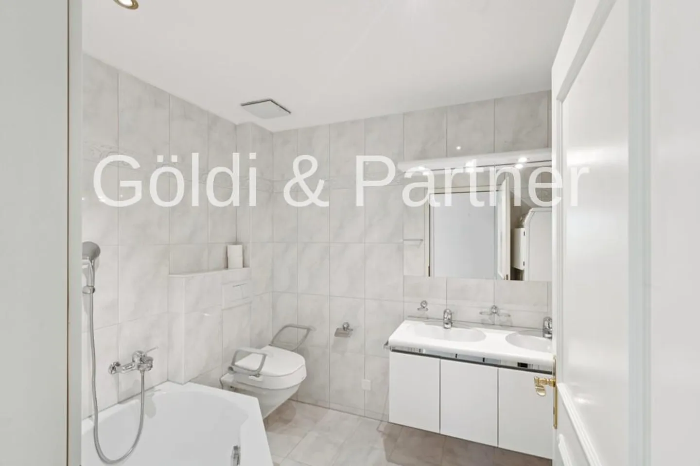 Appartamento spazioso e luminoso con balcone. - Foto 5 di 7