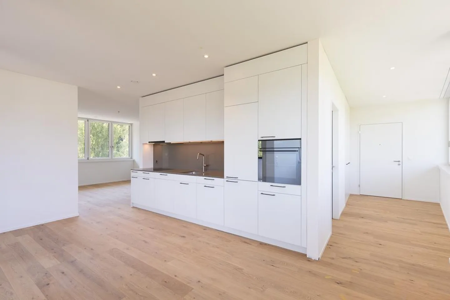 Modern 2.5-Room Apartment - Photo 2 of 10