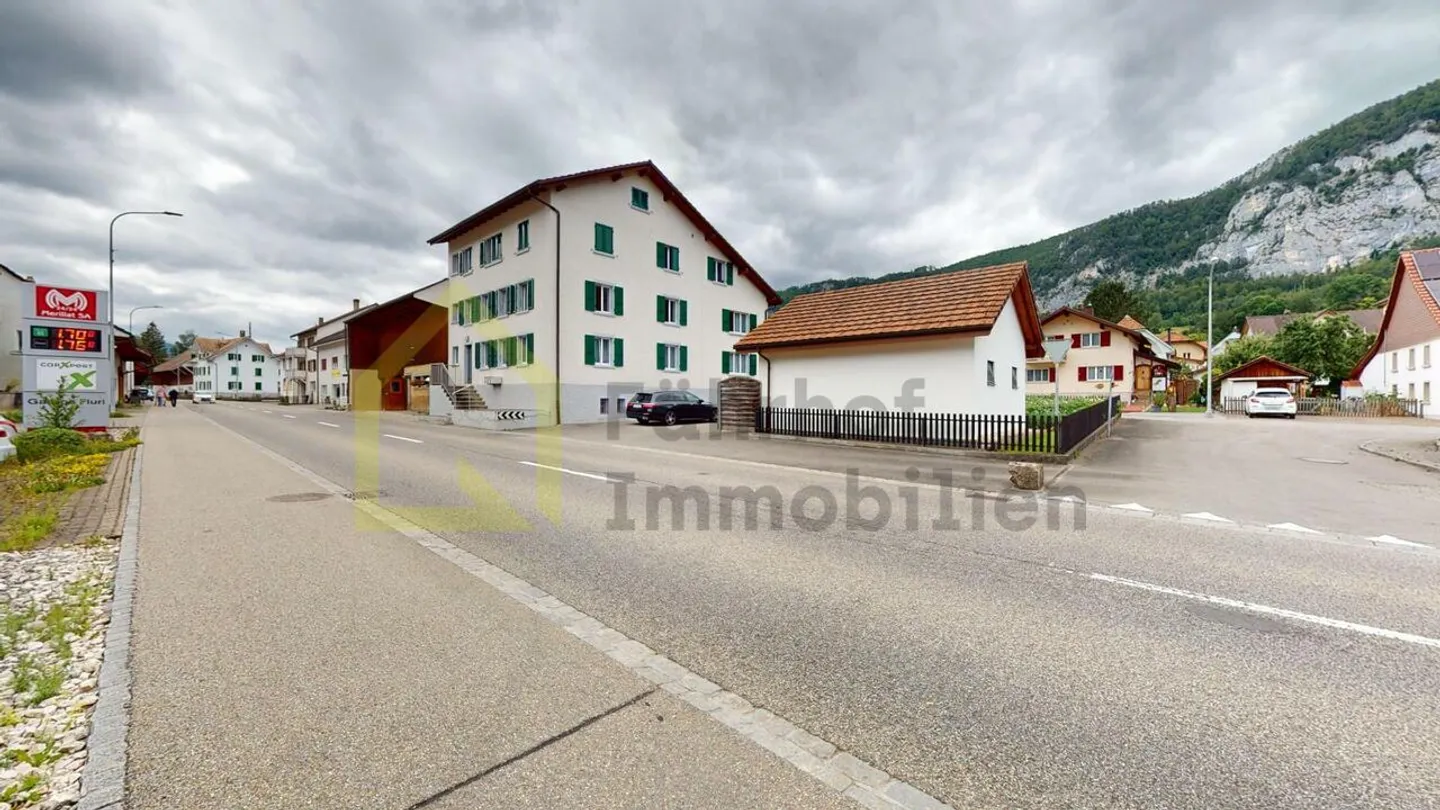 Edificio residenziale con annessi e 4.800 m2 di terreno - Foto 3 di 16