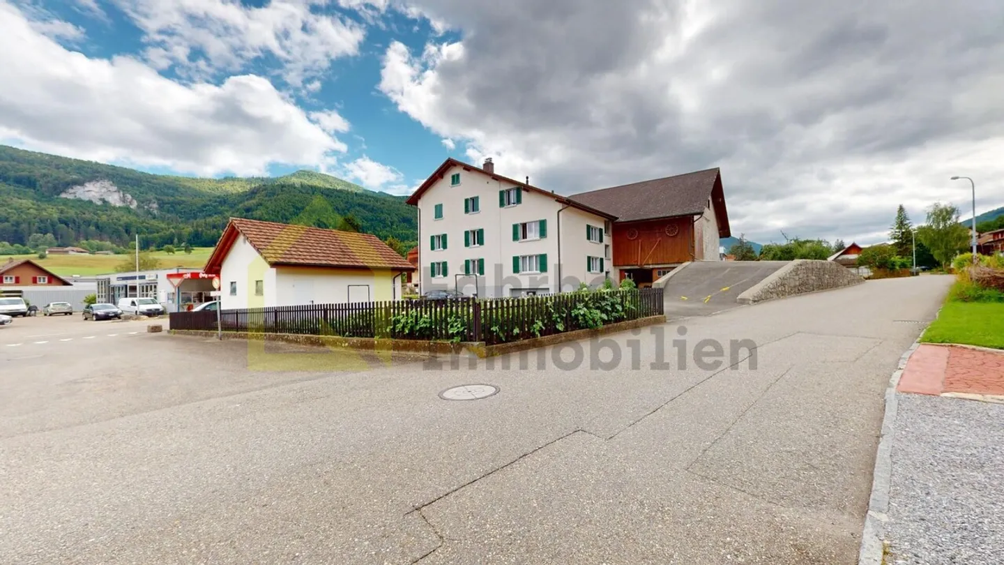 Edificio residenziale con annessi e 4.800 m2 di terreno - Foto 2 di 16