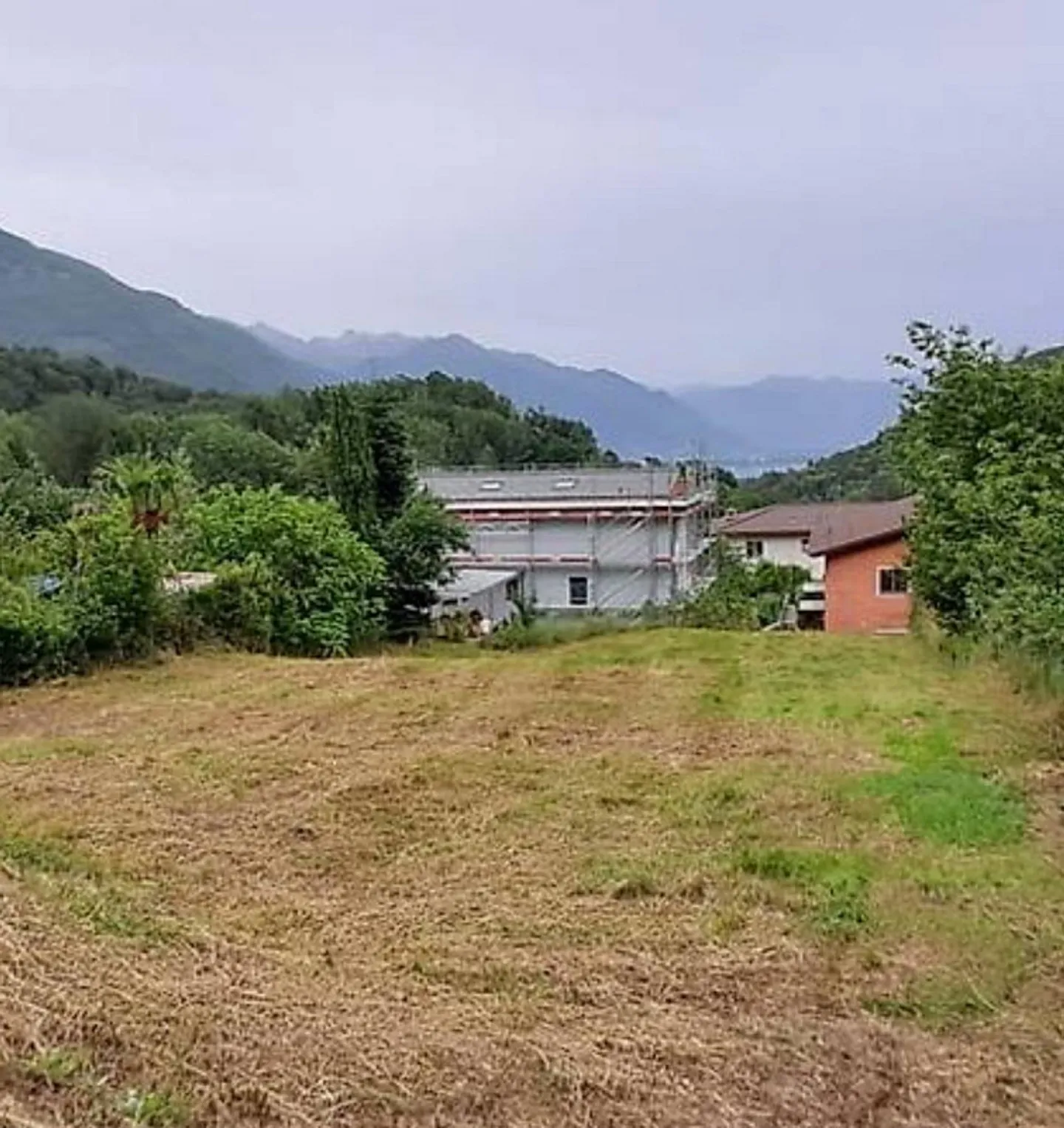 Baugrundstück in Arcegno - Foto 2 von 2