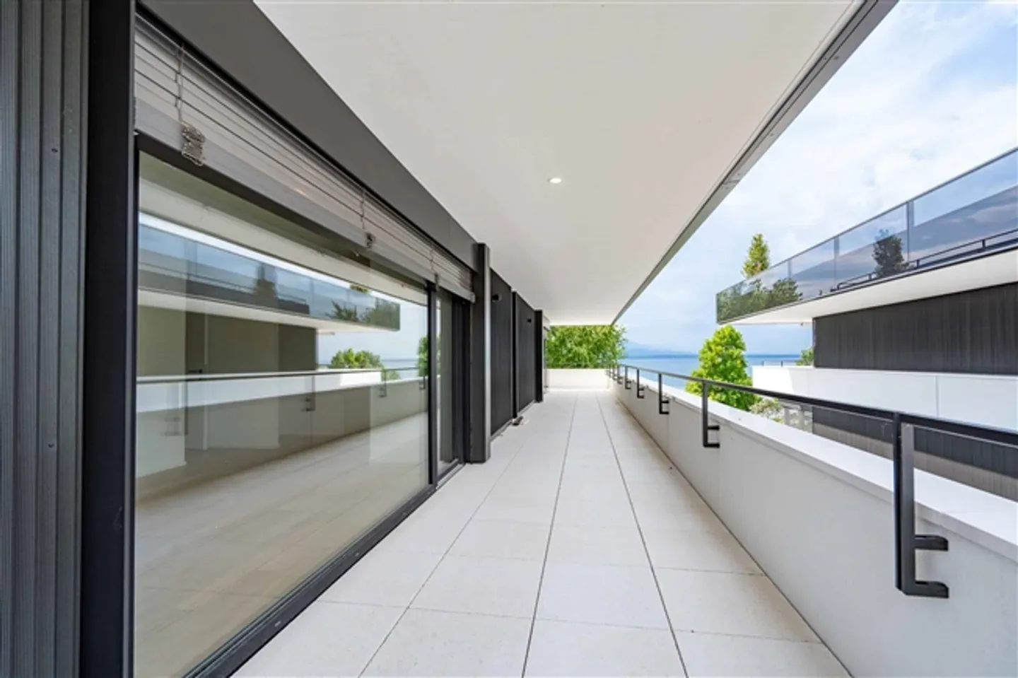 «Luxuriöse 4.5 Zimmerwohnung mit 76m2 überdachtem Balkon und Seeblick» - Foto 10 von 13